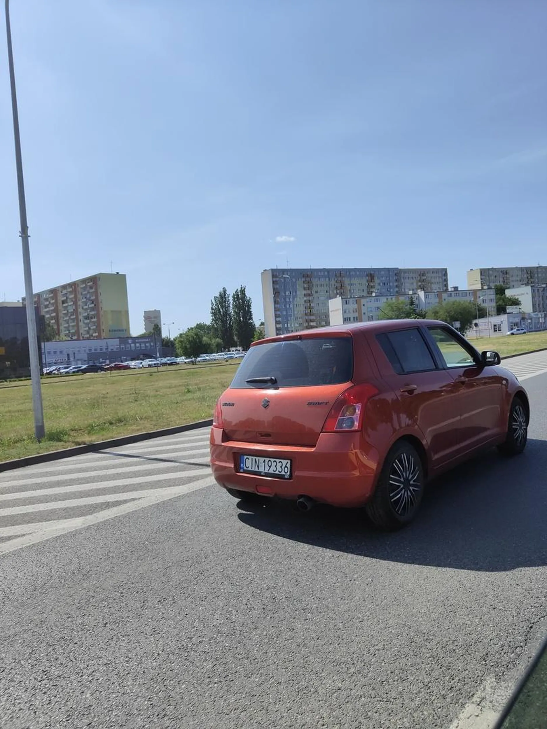 Cham za kierownicą, wymusza i zajeżdża drogę. Zmienia pas ruchu co 2 sekundy