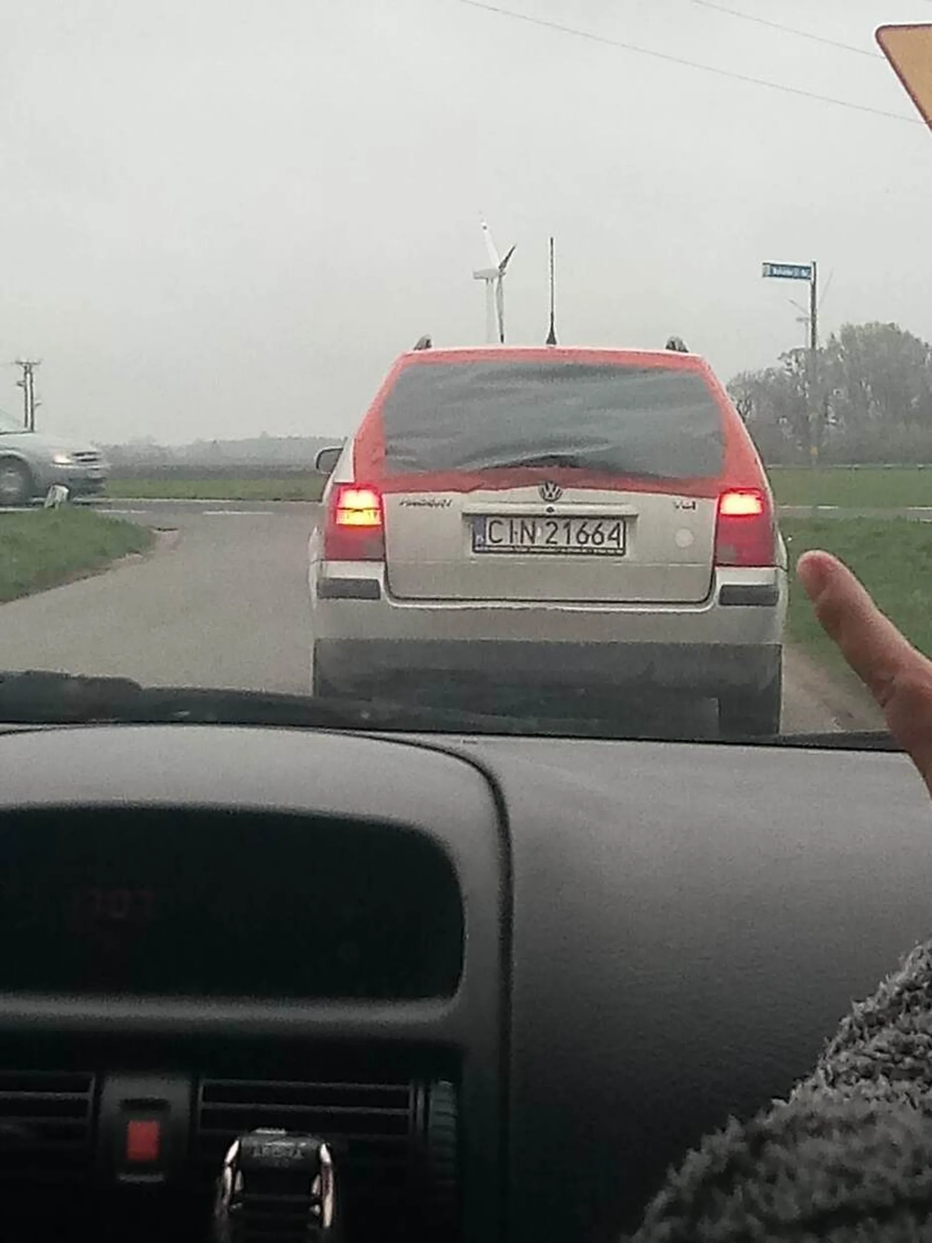 Uwaga na typa. Czeka na okazje żeby skasować mu ten potrzaskany samochód. Zajeżdża drogę i co chwilę hamuje