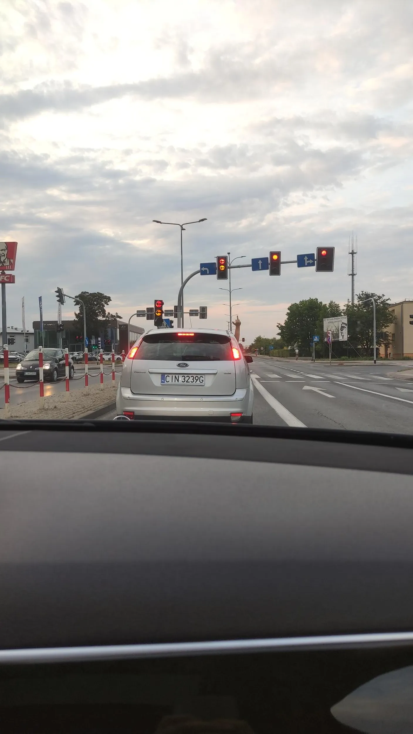 Cham na drodze, jeździ agresywnie, wymusza, zajeżdża i w dodatku jego koledzy jacyś przyjebani