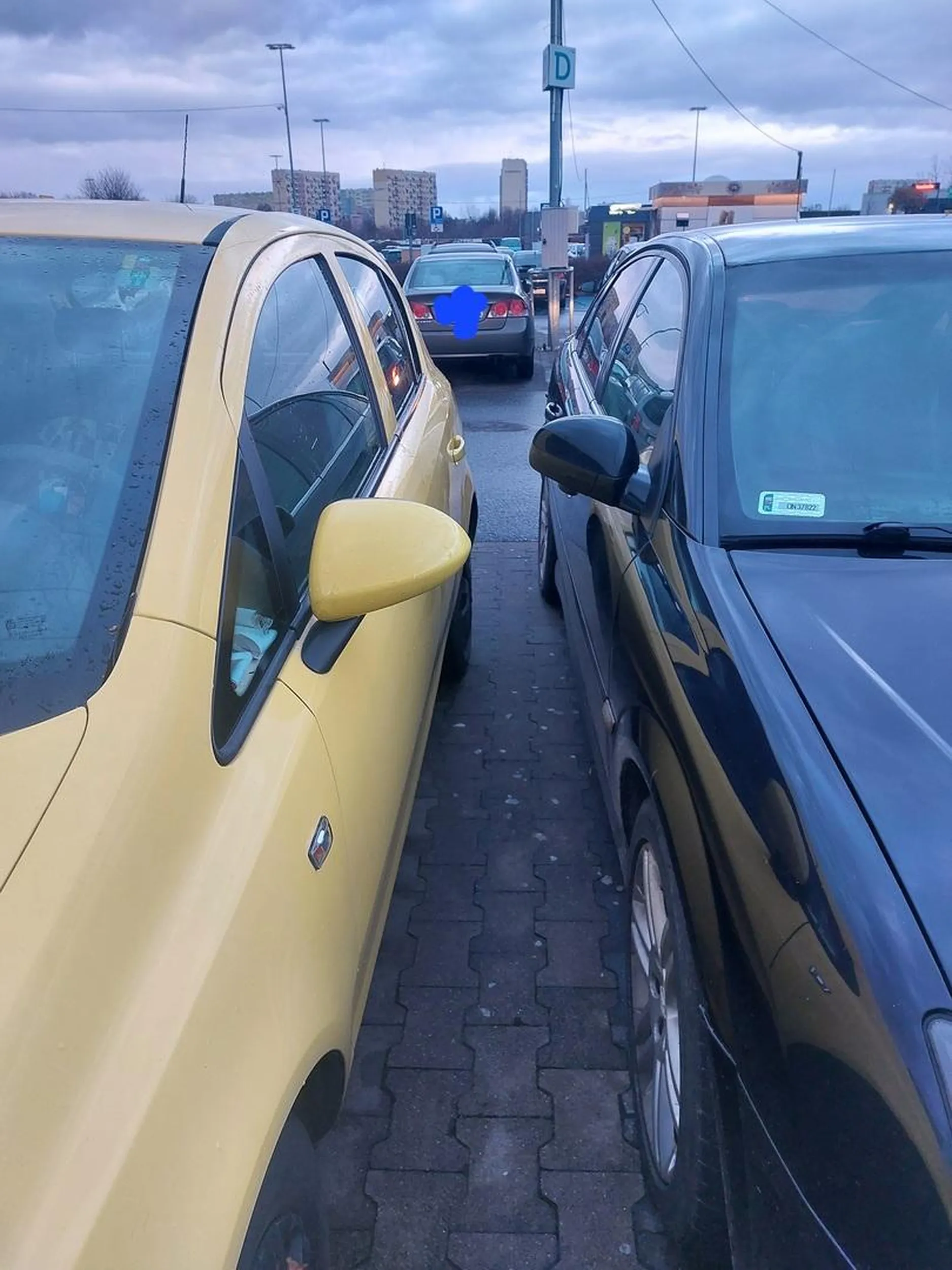 Nie pozdrawiam serdecznie geniusza, który myśli że telepatycznie wejdę do auta :)) Naucz się parkować, bo z drugiej strony miałeś/łaś miejsca od chu** ??