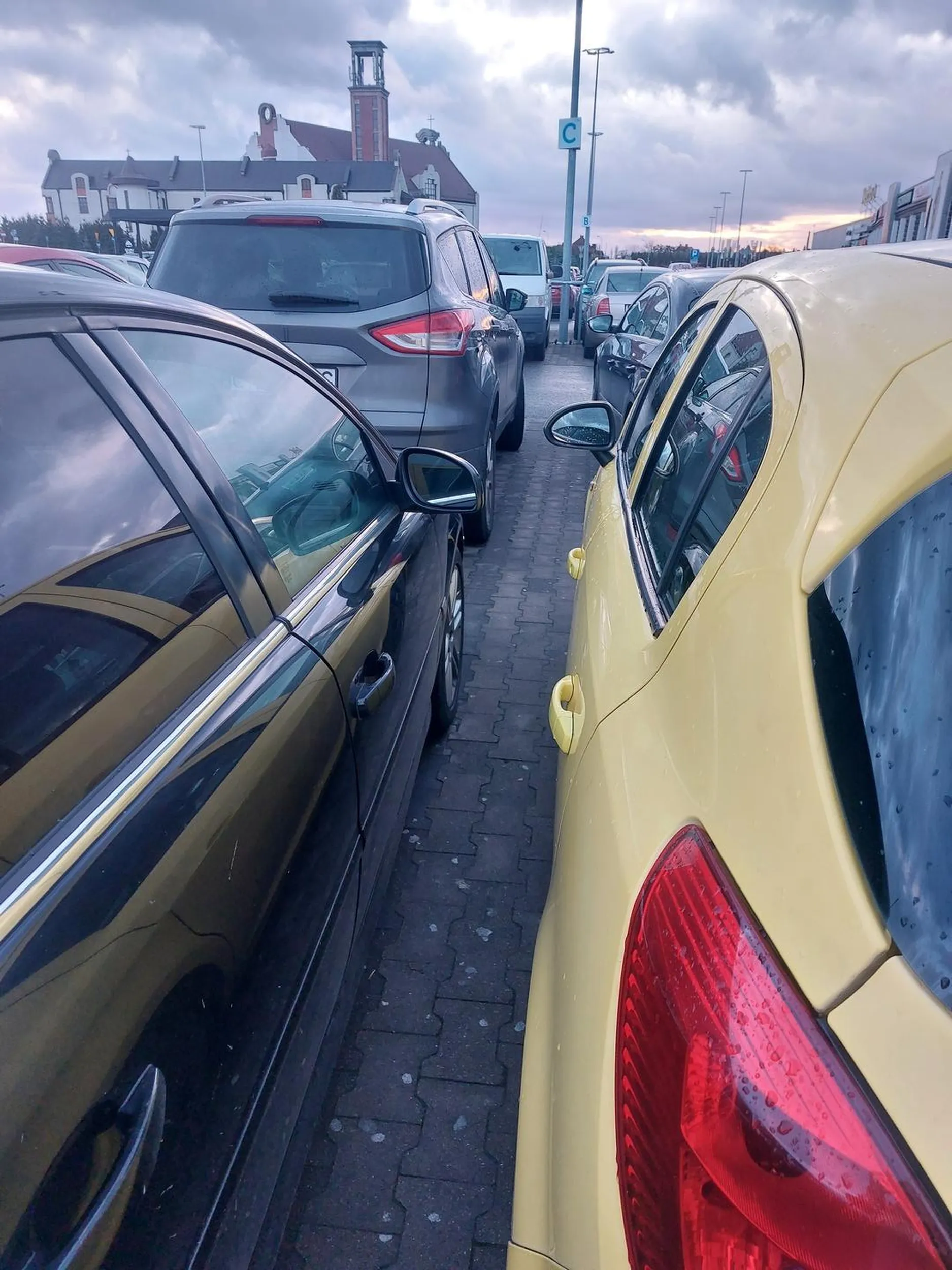 Nie pozdrawiam serdecznie geniusza, który myśli że telepatycznie wejdę do auta :)) Naucz się parkować, bo z drugiej strony miałeś/łaś miejsca od chu** ??