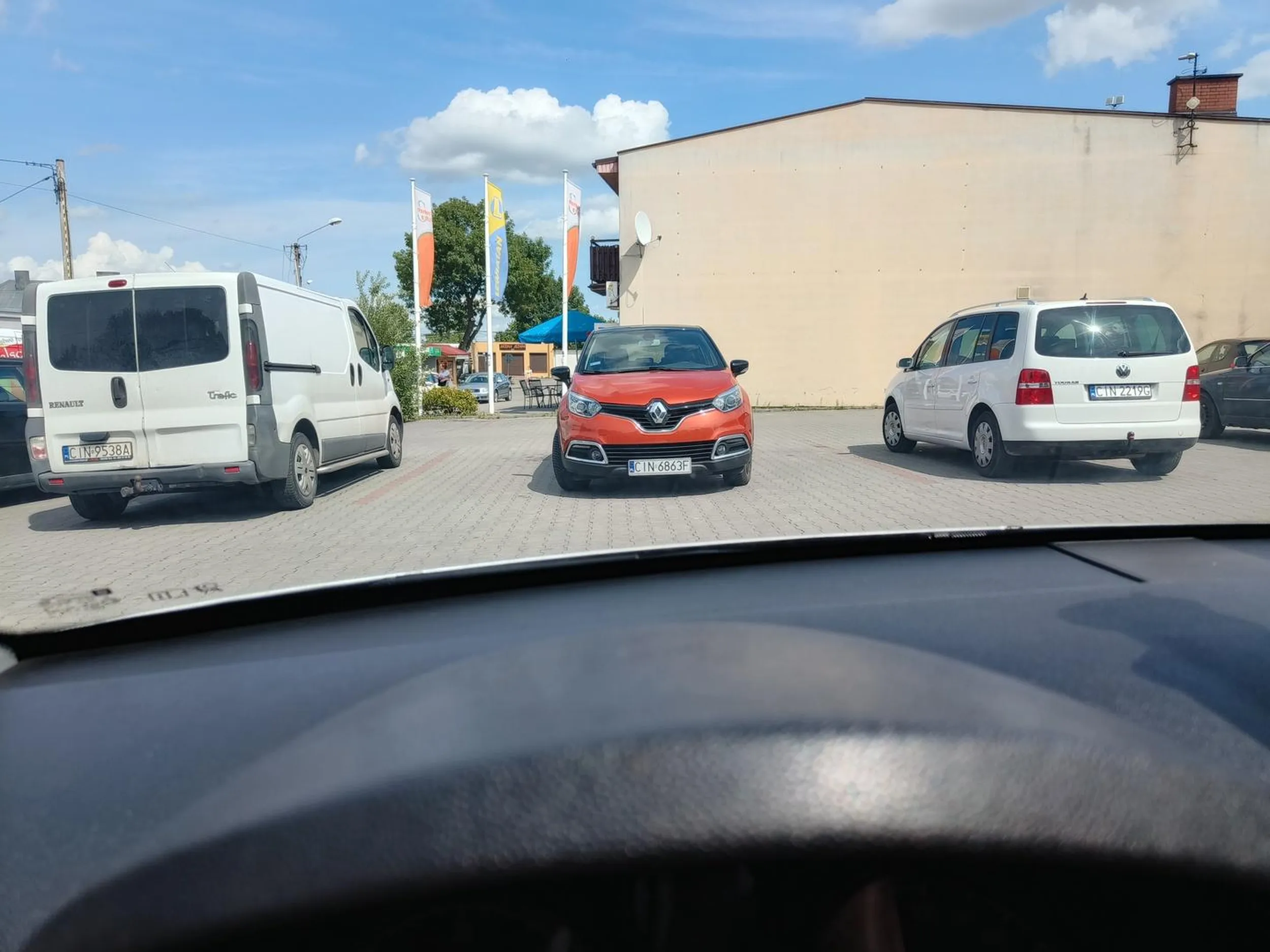 Pomimo dwóch wolnych miejsc parkingowych gościu staje na środku obu i idzie zadowolony do sklepu w Złotnikach kujawskich. Beszczel ham I leszcz