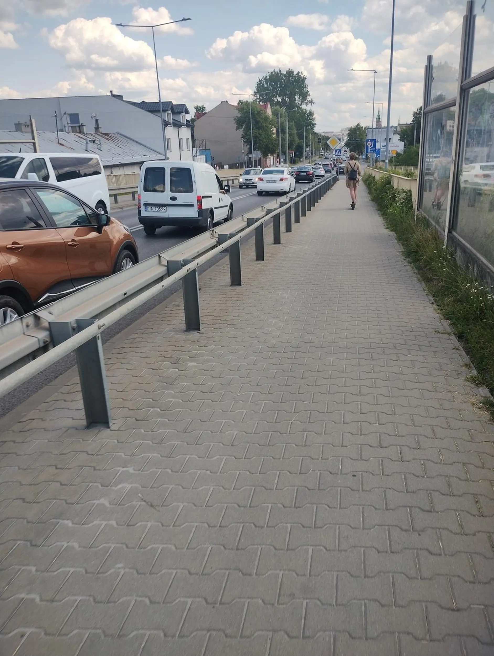 To ci barany jak miałem przejście na zielonym to ci wjeżdżają mi pod nogi jakby mnie chcieli potrącić i pojechali na czerwonym świetle , Buraki z Białego Opla w Kielcach