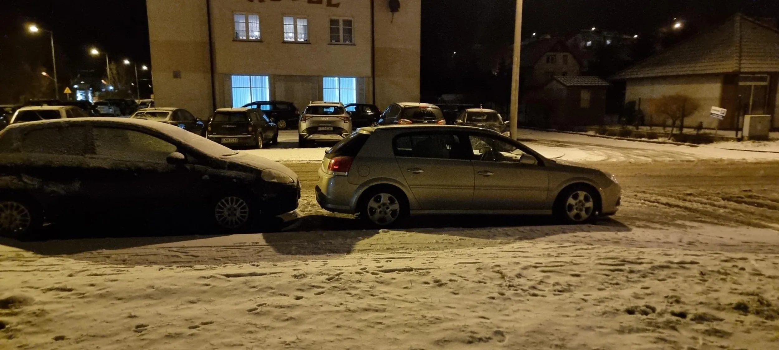 Mogłaś/eś na maskę wjechać. Ciesz się ze panowie policjanci byli dla Ciebie "łagodni". Następnym razem wywiezie Cię laweta.