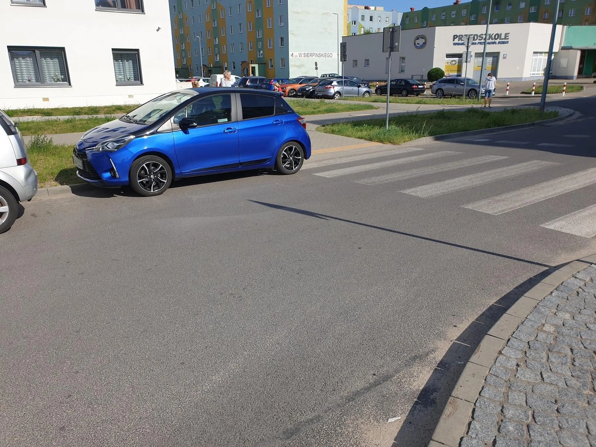 parkowanie samochodu dla tego gościa zgodnie z przepisami to wyższa sztuka - zostawienie go tak aby zasłaniał widoczność na przejściu dla pieszych to prośba o karnego kutasa