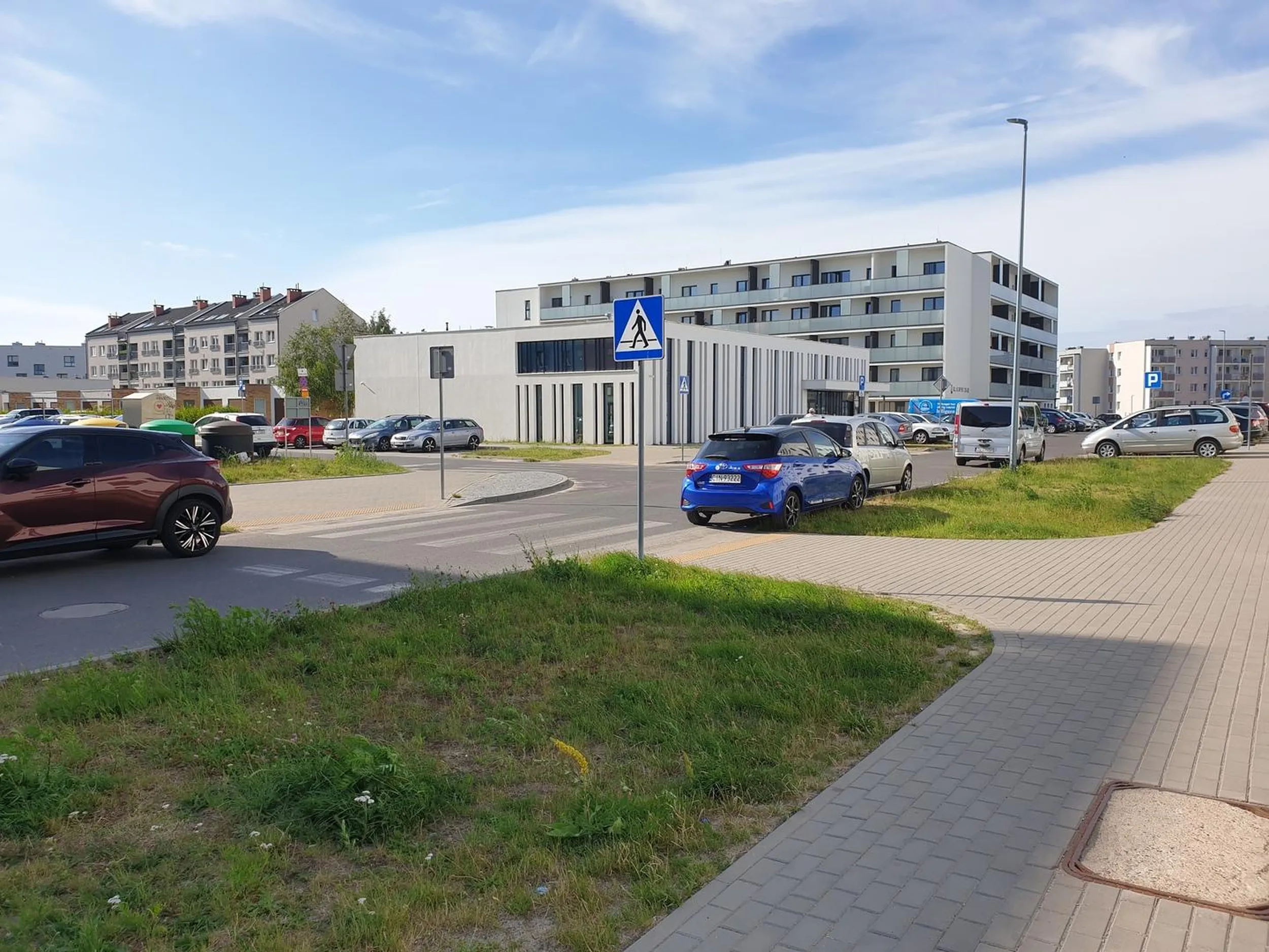 parkowanie samochodu dla tego gościa zgodnie z przepisami to wyższa sztuka - zostawienie go tak aby zasłaniał widoczność na przejściu dla pieszych to prośba o karnego kutasa