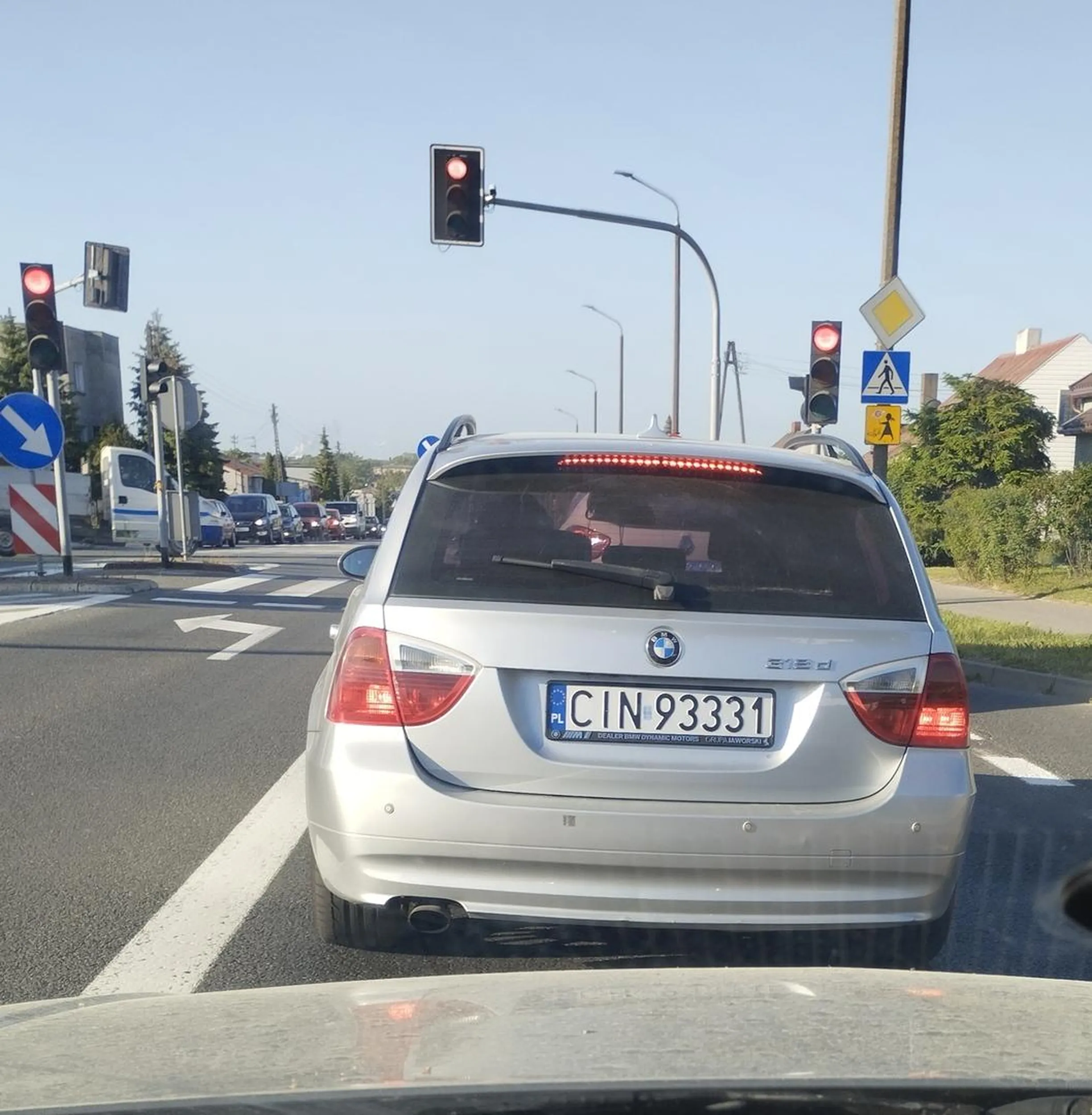 Pan codziennie spieszy się na 7 do pracy Mątwach , 6.59 lewy pas ,100 na liczniku, blokowanie na drodze, niebezpieczne wymijanie , agresywny , jezdzi od zazwyczaj poznańską z Rabina przy kaufie wskakuje Sytuacji niebezpiecznych miałam z 5! Czekam jak kiedyś cię psi patrol wyhaczy