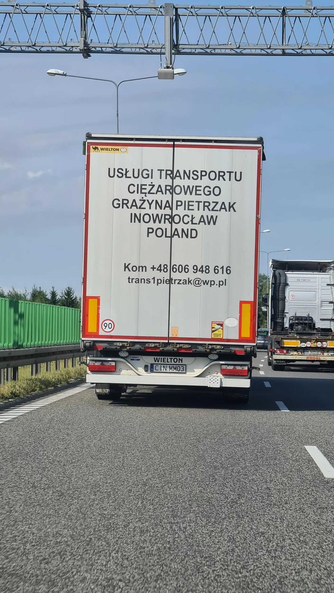 Kierowca poruszający się z tą naczepą zajeżdża drogę, a do tego wyprzedza bardzo powoli na drodze ekspresowej S7 inne ciężarówki.