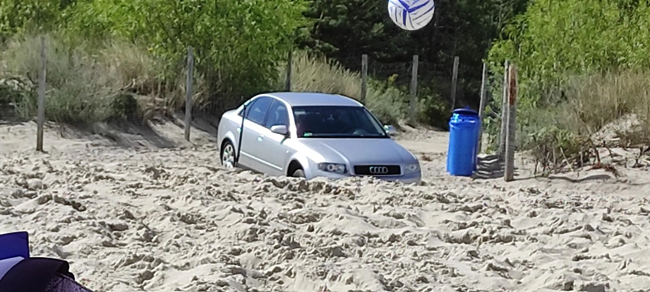 Świetny kierowca, wspaniałe opanowana technika jazdy po plaży, zakopał się tylko do połowy okien bocznych ?