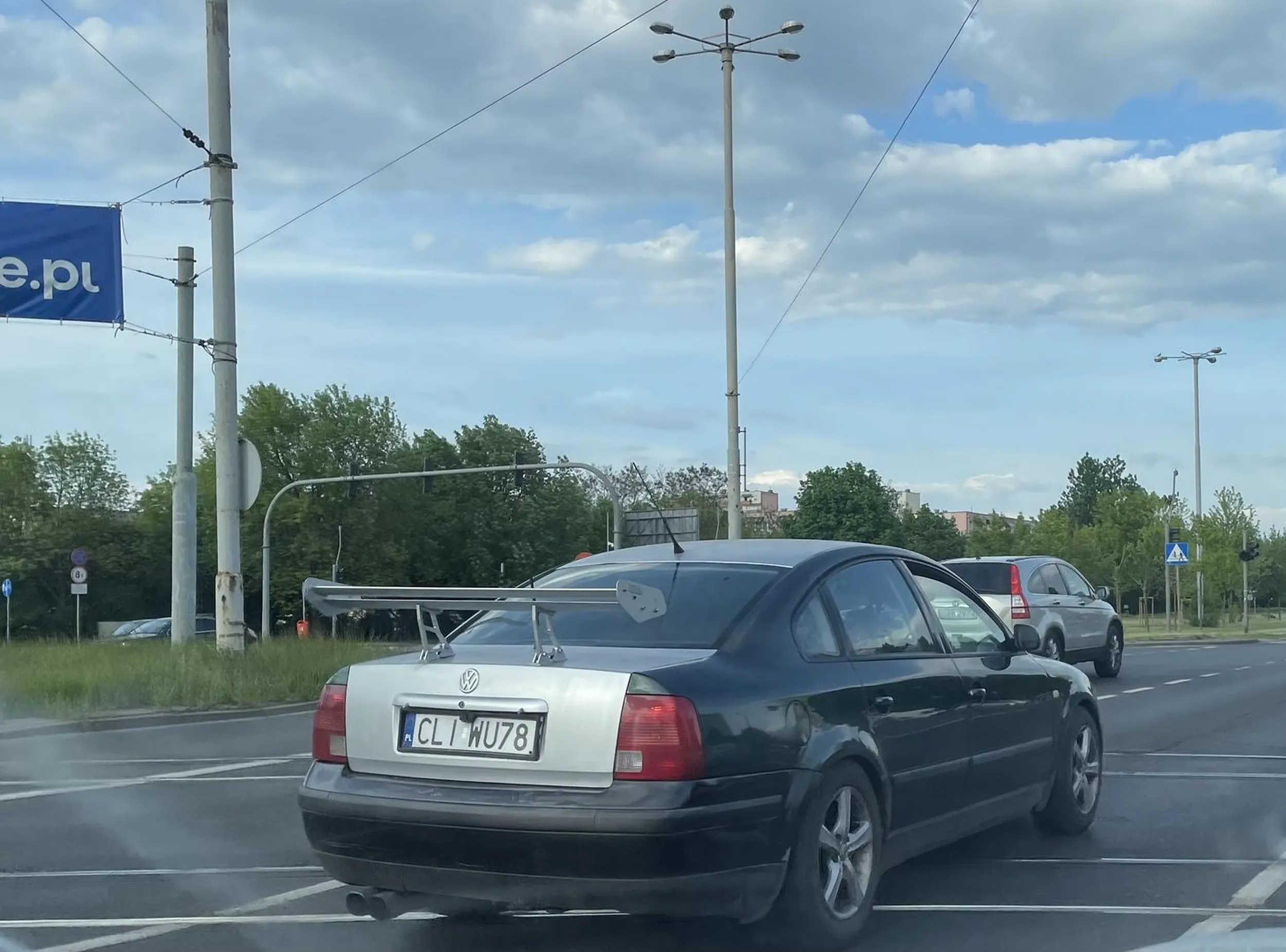 Na własne oczy widziałem jak na szosie lubickiej w Toruniu rozpędził się do 88mph, wystawił skrzydło i przeniósł się tym futurystycznym obiektem do innej czasoprzestrzeni. Zostały po nim tylko dwa ogniste ślady. Zanim zniknął spostrzegłem że coś mu wypadło przez otwartą szybę od strony pasażera. Był to almanach z wynikami wszystkich rozgrywek sportowych z 2024 roku. Dziękuje Ci przyjacielu z przyszłości. Dzięki Tobie będę bogaty. Należy Ci się pomnik na lipnowskim rynku.