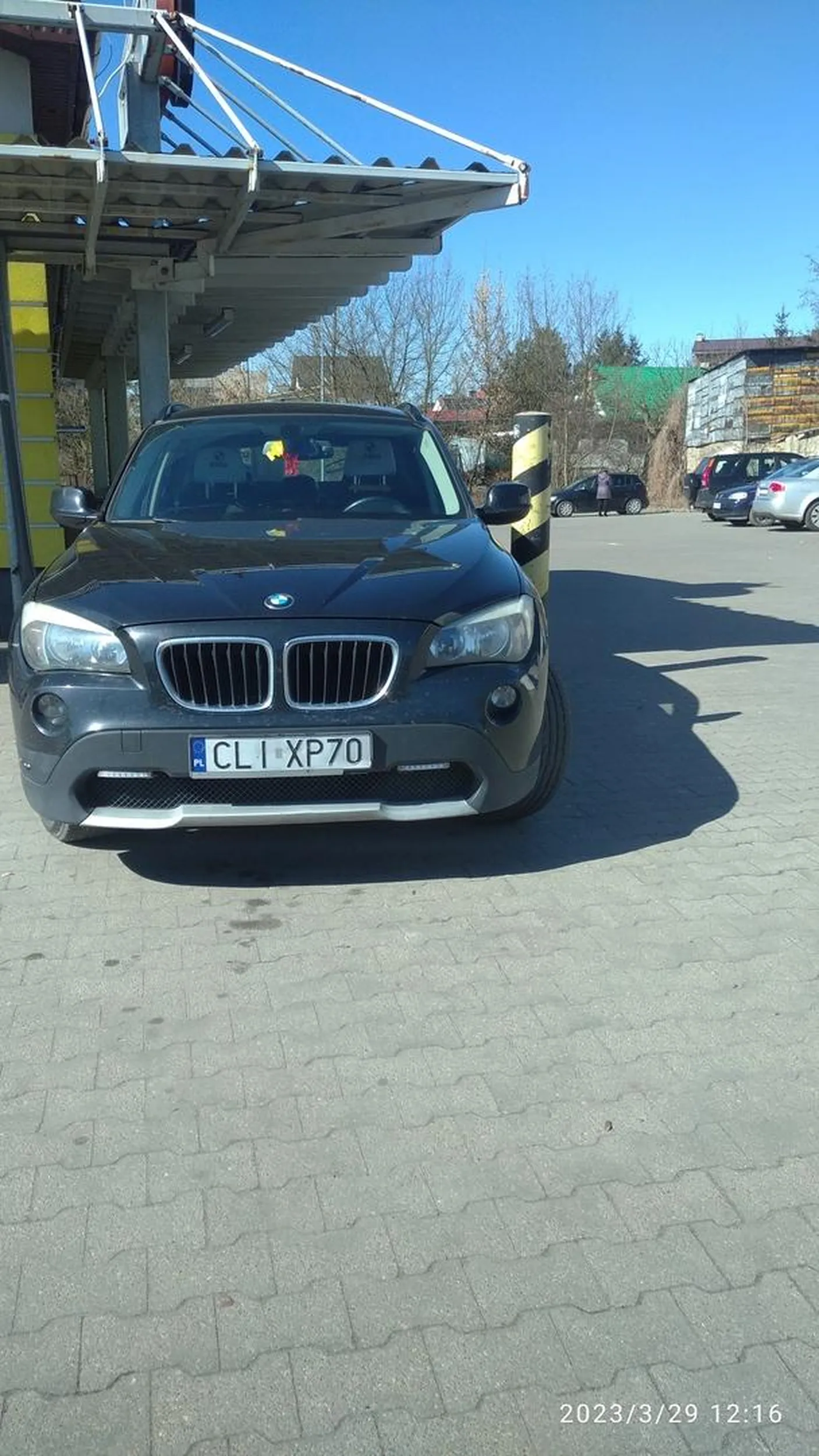 Kolejny fajans w bramce??jak by nie słupek to pewnie wjechał by do biedzi!!!ale buraczydko