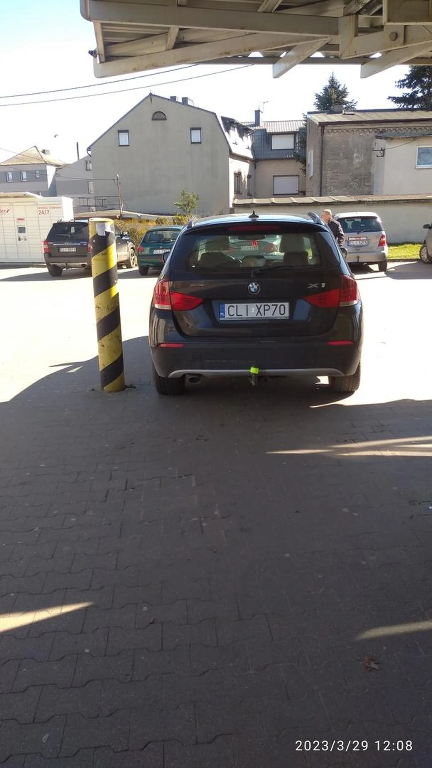 Kolejny fajans w bramce??jak by nie słupek to pewnie wjechał by do biedzi!!!ale buraczydko