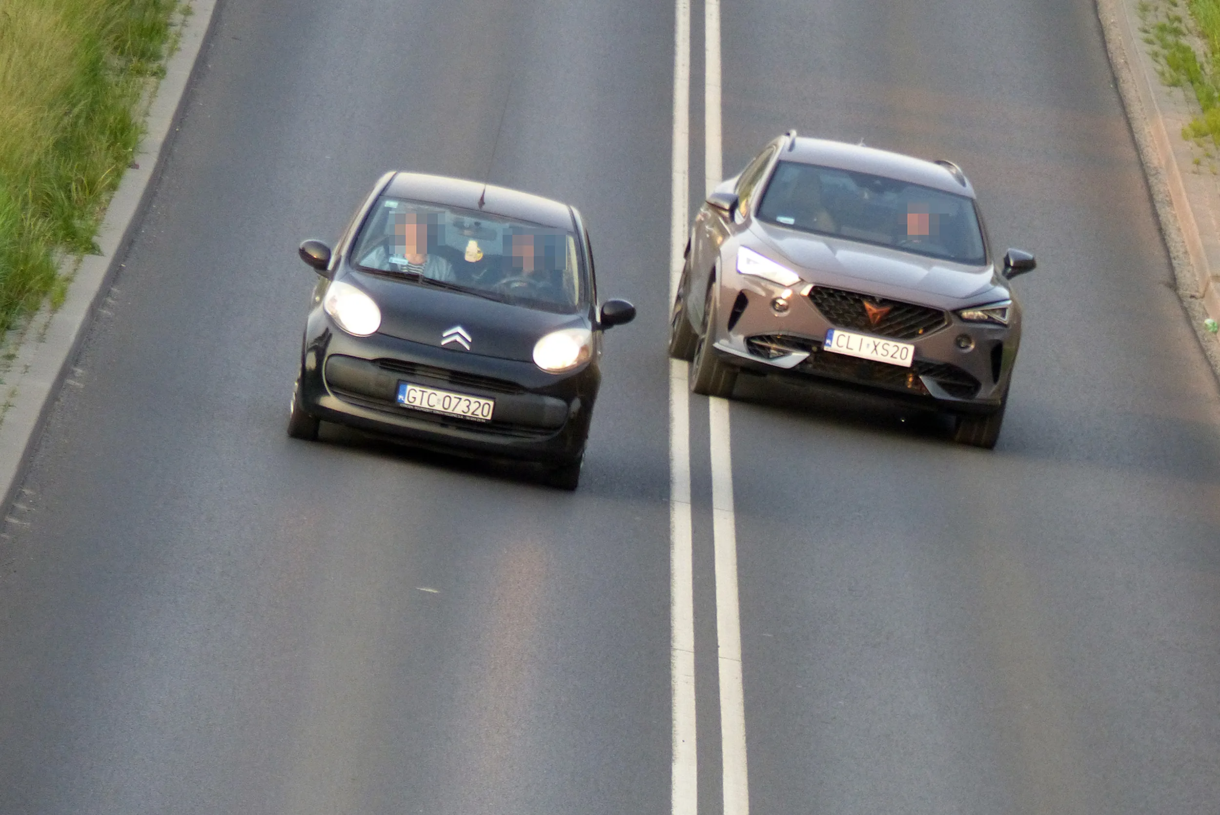 Wyprzedza na ciągłej.