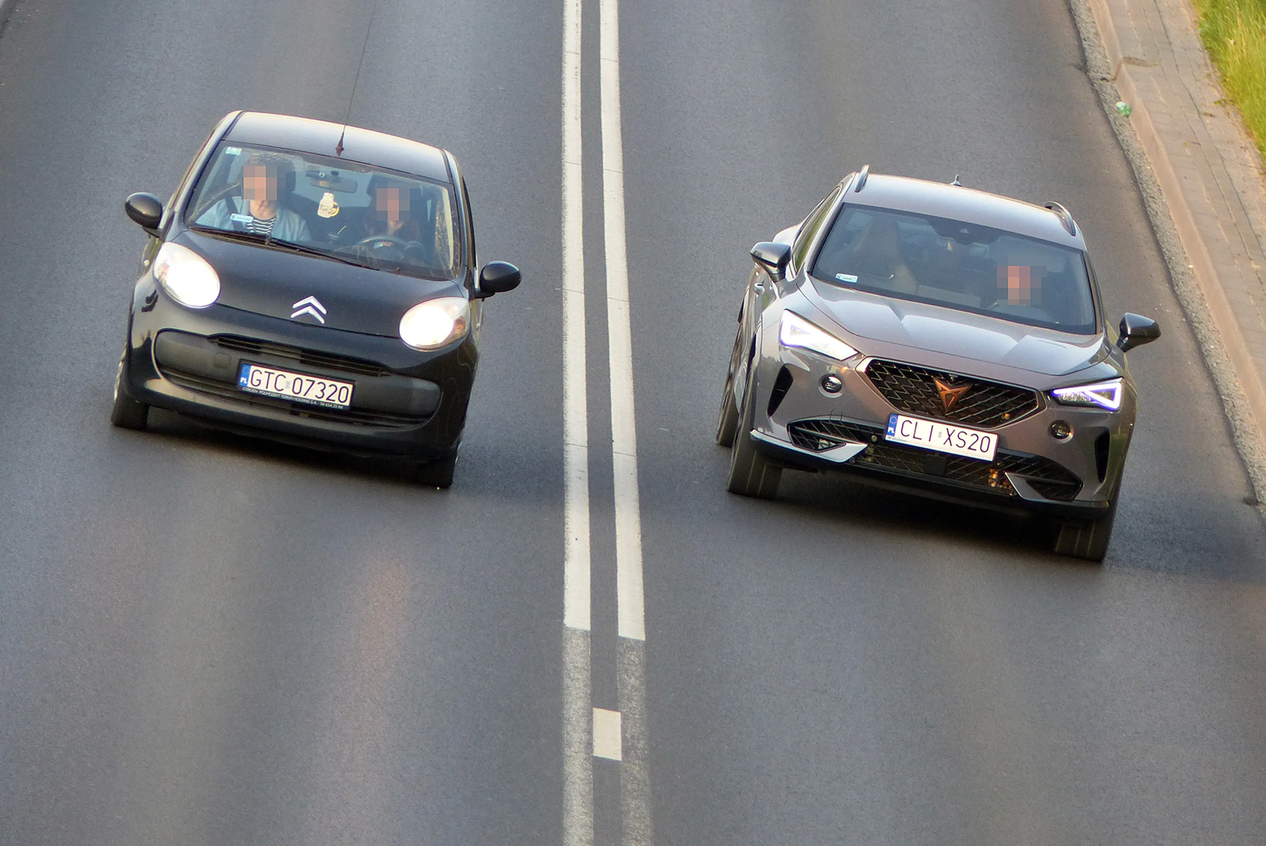 Wyprzedza na ciągłej.