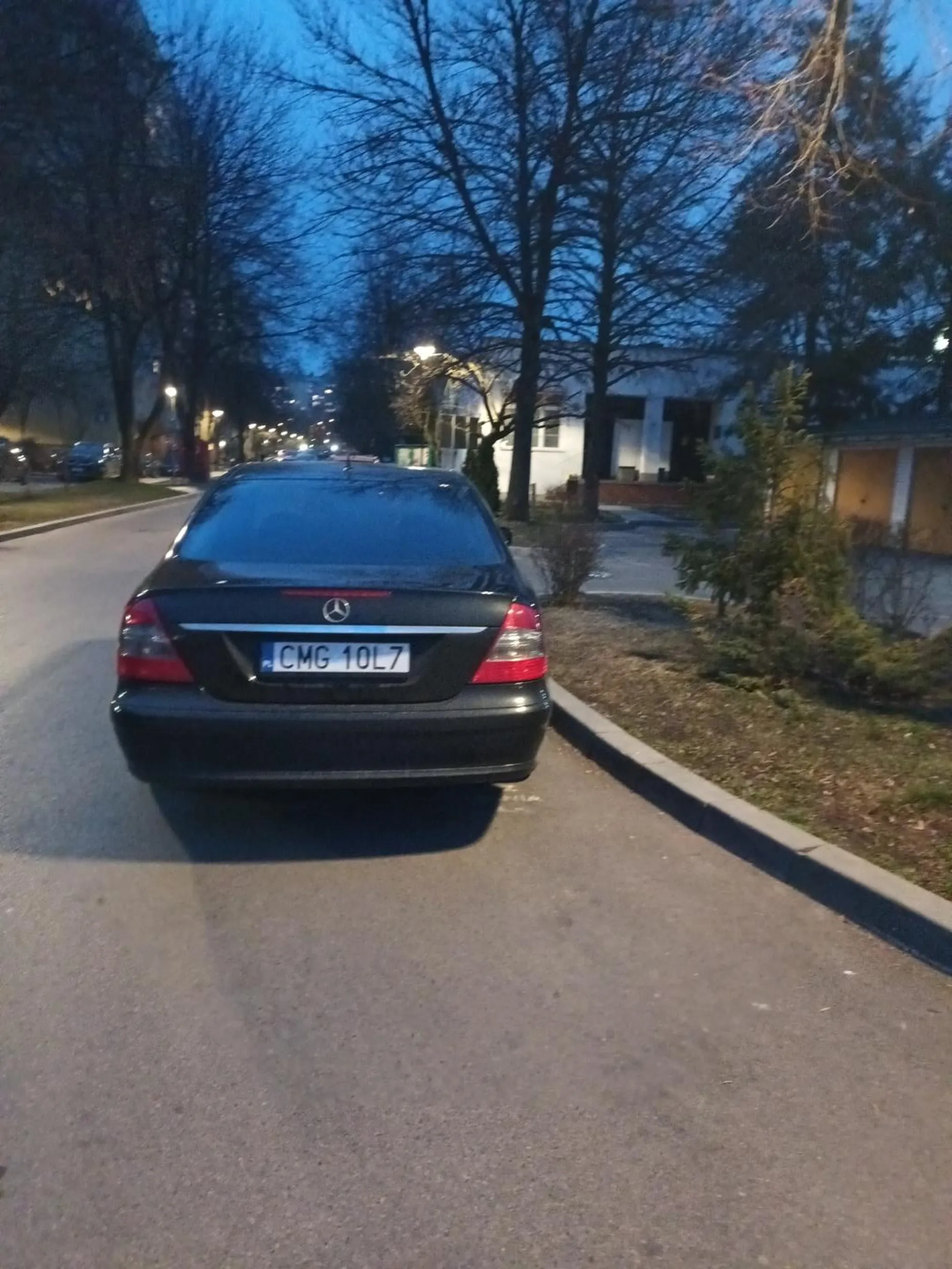 notorycznie parkuje na zakrętach i tym samym centralnie na wjeździe do garazu przez co tamuje ruch