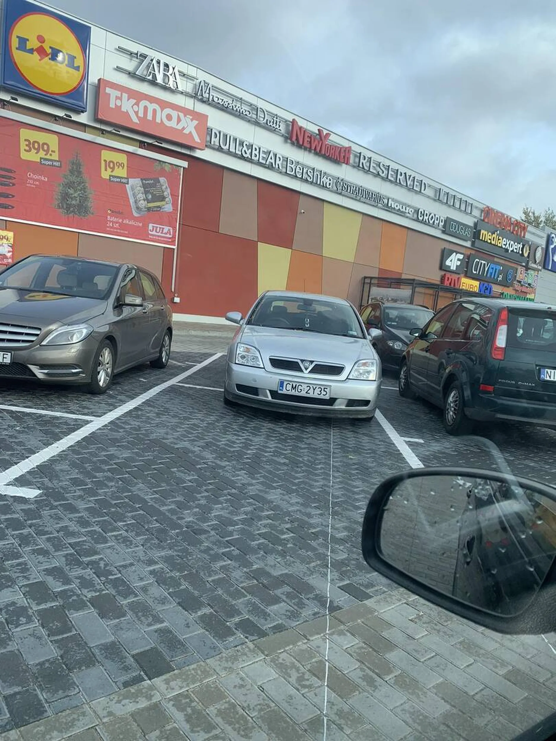 Jak już była lub był na zakupach mam nadzieje, że kupił kolorowankę i nauczy się nie wyjeżdżać po za linię