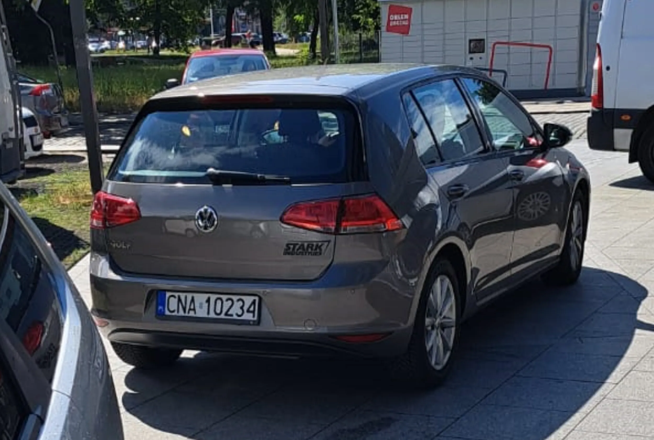 Zajmują miejsca dla  mieszkańców oraz  pracowników  wieżowca  i zamiast ładnie poprosić o przestawienie auto to  robią zdjecia.