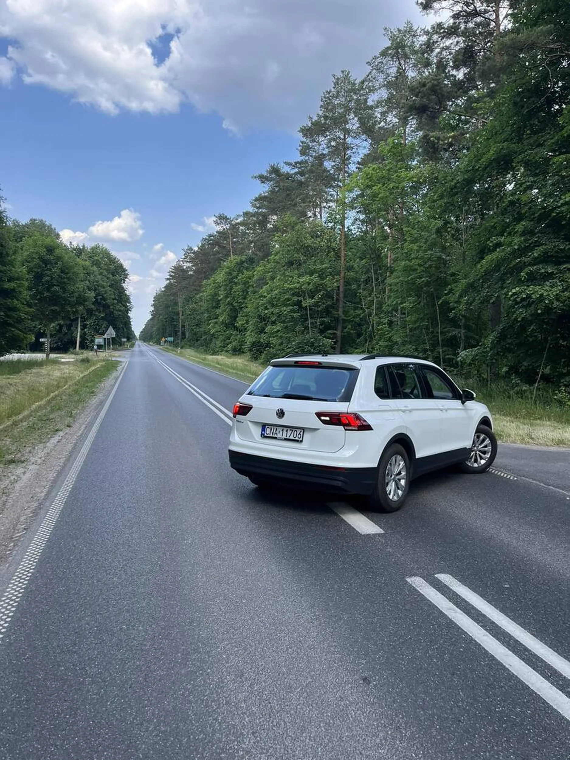 Kierowca stworzył zagrożenie na drodze, gdyż uznał, że prawidłowo jadący rowerzysta "pokręcił głową". Pan wyjeżdżał z drogi podporządkowanej i stwierdził, że przejeżdżający rowerzysta z dezaprobatą pokiwał głową, co wywołało z jego strony lawinę agresji, poczynając od wyzwisk kończąc na zajechaniu drogi i stworzeniu niebezpiecznej sytuacji. Dodam tylko, że Pan jechał z rodziną :)