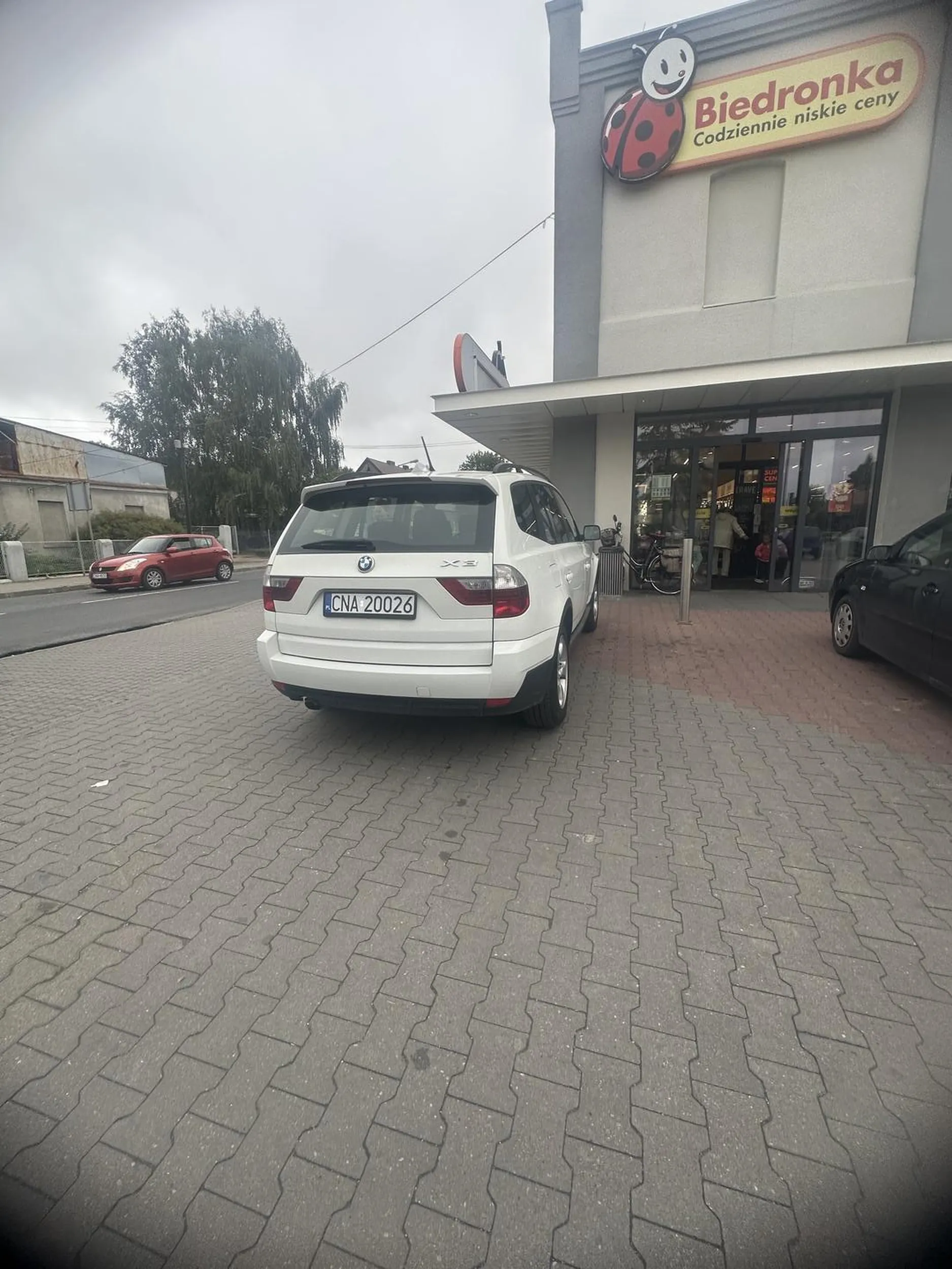 Jakby była możliwość wjazdu do biedronki, Pan chętnie by skorzystał. Blokowanie wyjazdu i wjazdu. Kierowca wygrał prawo jazdy na loterii.