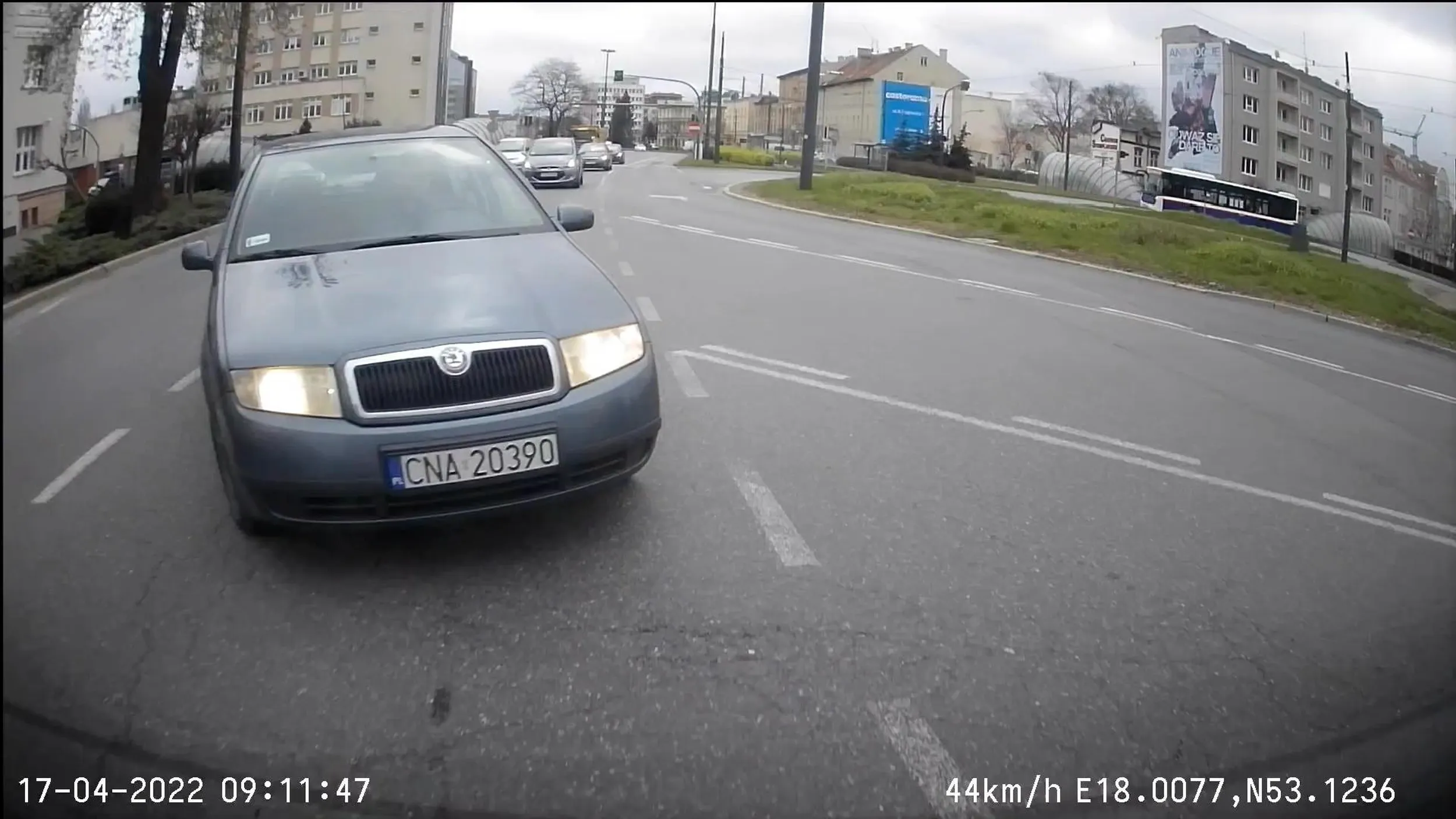 Typowy reprezentant Nakła i okolic w Bydgoszczy, nie potrafi czytać znaków poziomych i z prawoskrętu jedzie prosto prawie doprowadzając do wypadku, gdybym instyktownie nie odbił w lewo to byłby dzwon