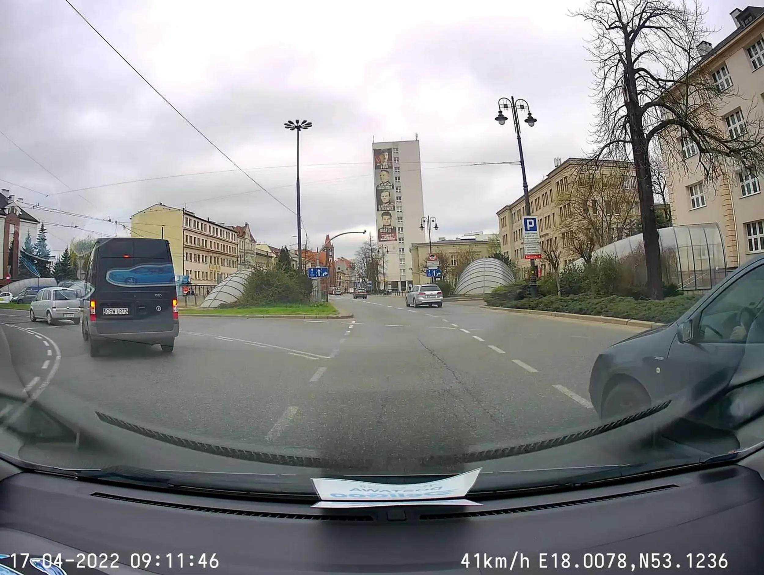 Typowy reprezentant Nakła i okolic w Bydgoszczy, nie potrafi czytać znaków poziomych i z prawoskrętu jedzie prosto prawie doprowadzając do wypadku, gdybym instyktownie nie odbił w lewo to byłby dzwon