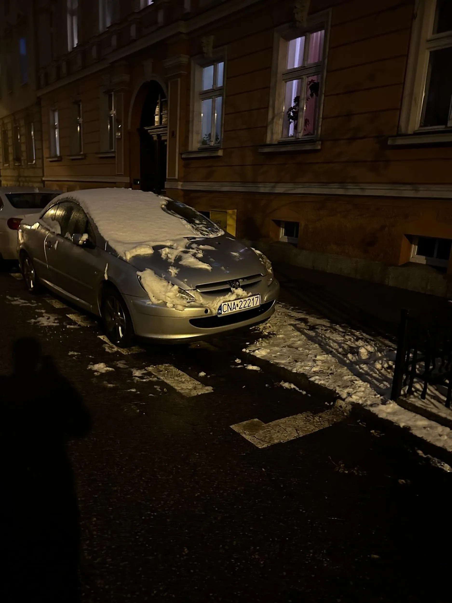 Co trzeba mieć z mózgiem żeby tak zaparkować samochód. Nakło i wszystko jasne.