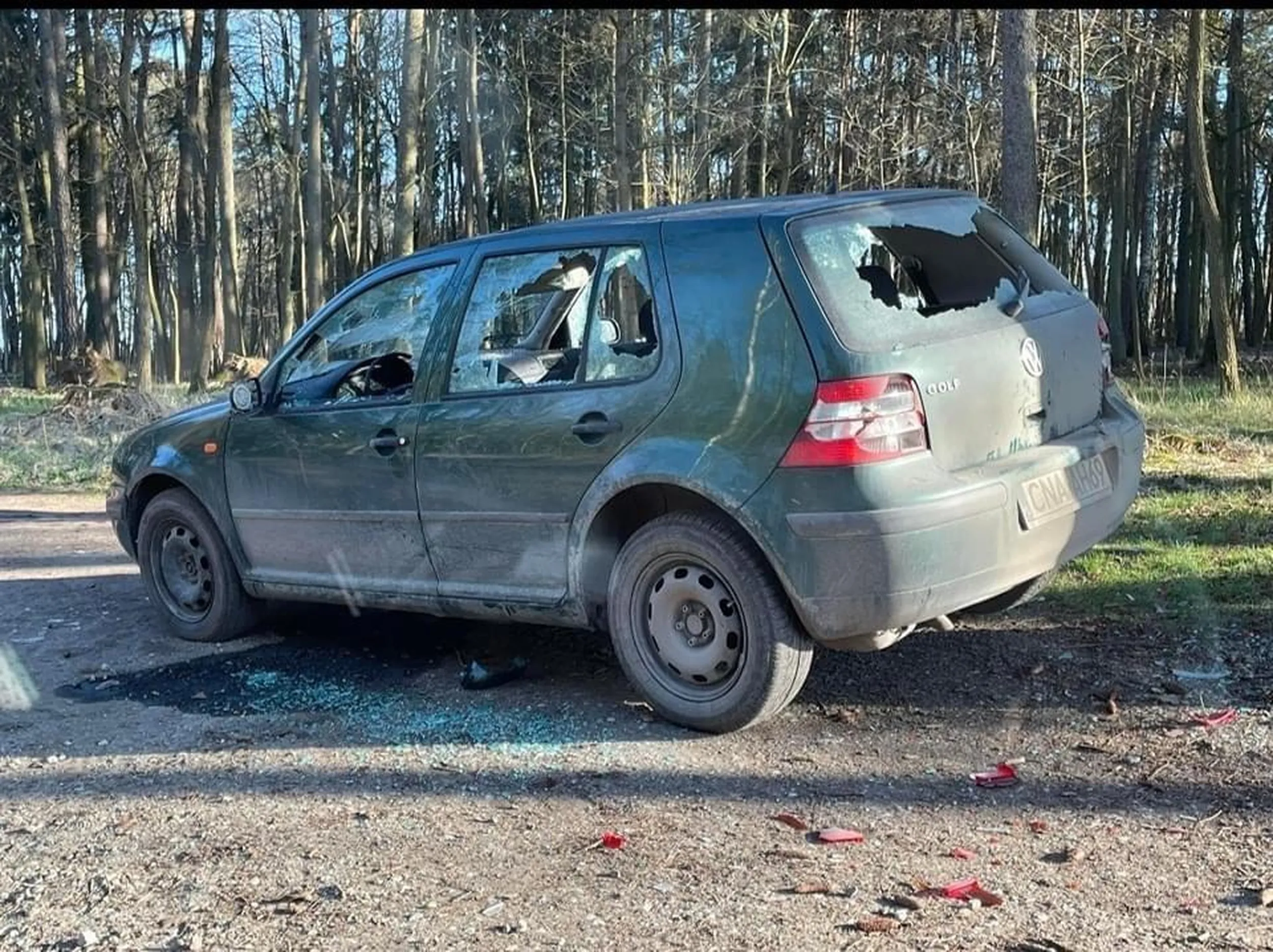 Auto stoi rozwalone w prabutach w lesie