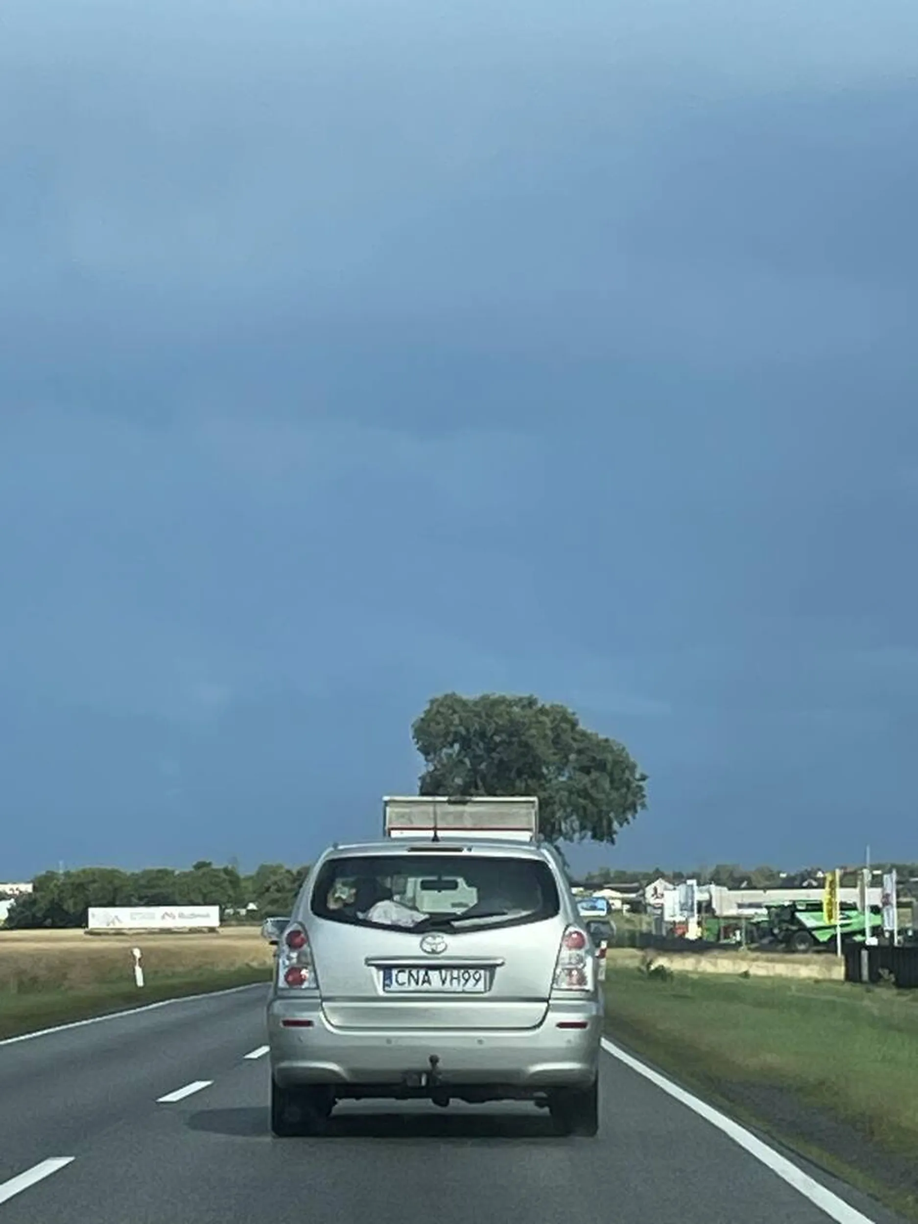 kierowca jeździł jakby był pod wypływem alkoholu. Auto wymykało mu się z pod kontroli jeżdżąc ma boki i co chwile hamując