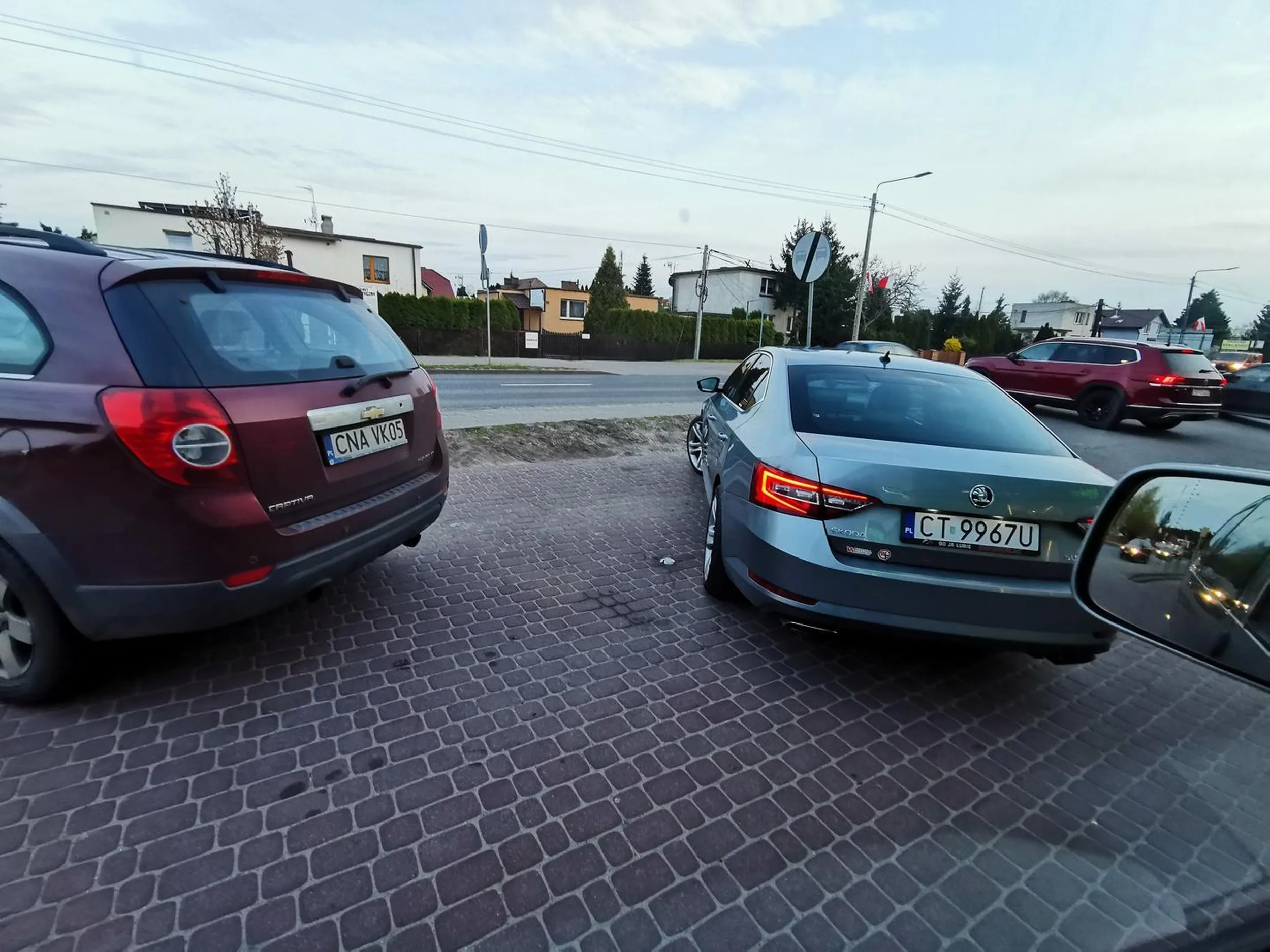 Wieś tańczy, wieś śpiewa. Razem ze Skodą zajęli 5 miejsc parkingowych we dwoje. Na widok Żabki chyba myślenie bierze w łeb.