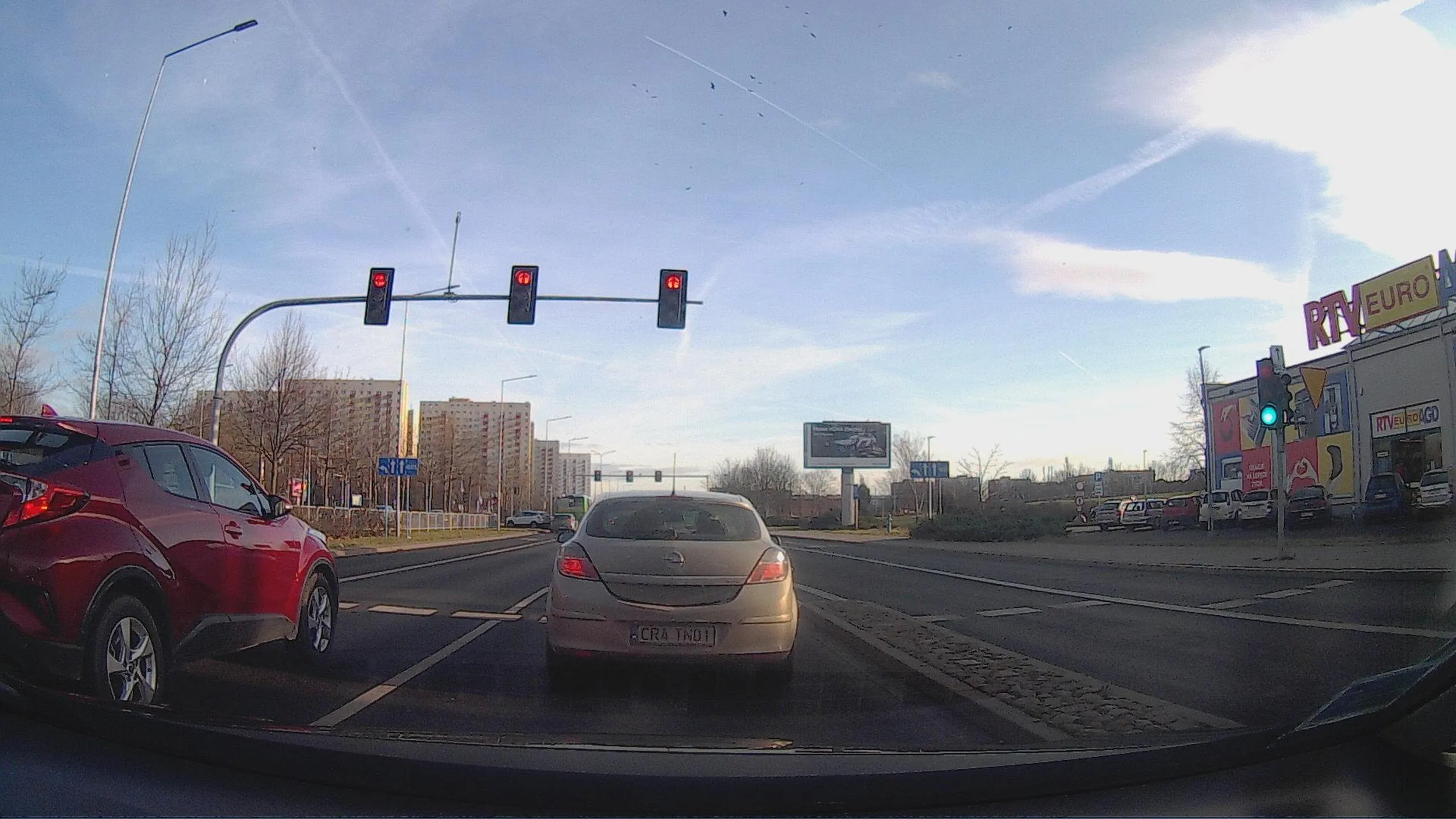 Kierowca tego auta ma niezdiagnozowane zaburzenie psychiczne i problemy z przepisami ruchu drogowego. W okolicach galerii Plaza w Poznaniu , kierowca Opla omijając korek do jazdy w lewo udał jazdę na wprost po czym gdy pas do jazdy w lewo ruszył, na skrzyżowaniu nagle pojawił się przed moim autem doprowadzając do awaryjnego hamowania. Po sygnale dźwiękowym zajechał mi drogę i przez otwarte okno pokazał mi znak powszechnie uznawany za obraźliwy i jechał w taki sposób przez kilkadziesiąt metrów. Jadąc w tym samym kierunku widziałem jego niebezpieczne zmiany pasa ruchu bez sygnalizacji. Po aucie i jego uszkodzeniach mamy do czynienia z kierowcą z uprawnieniami z chipsów.....