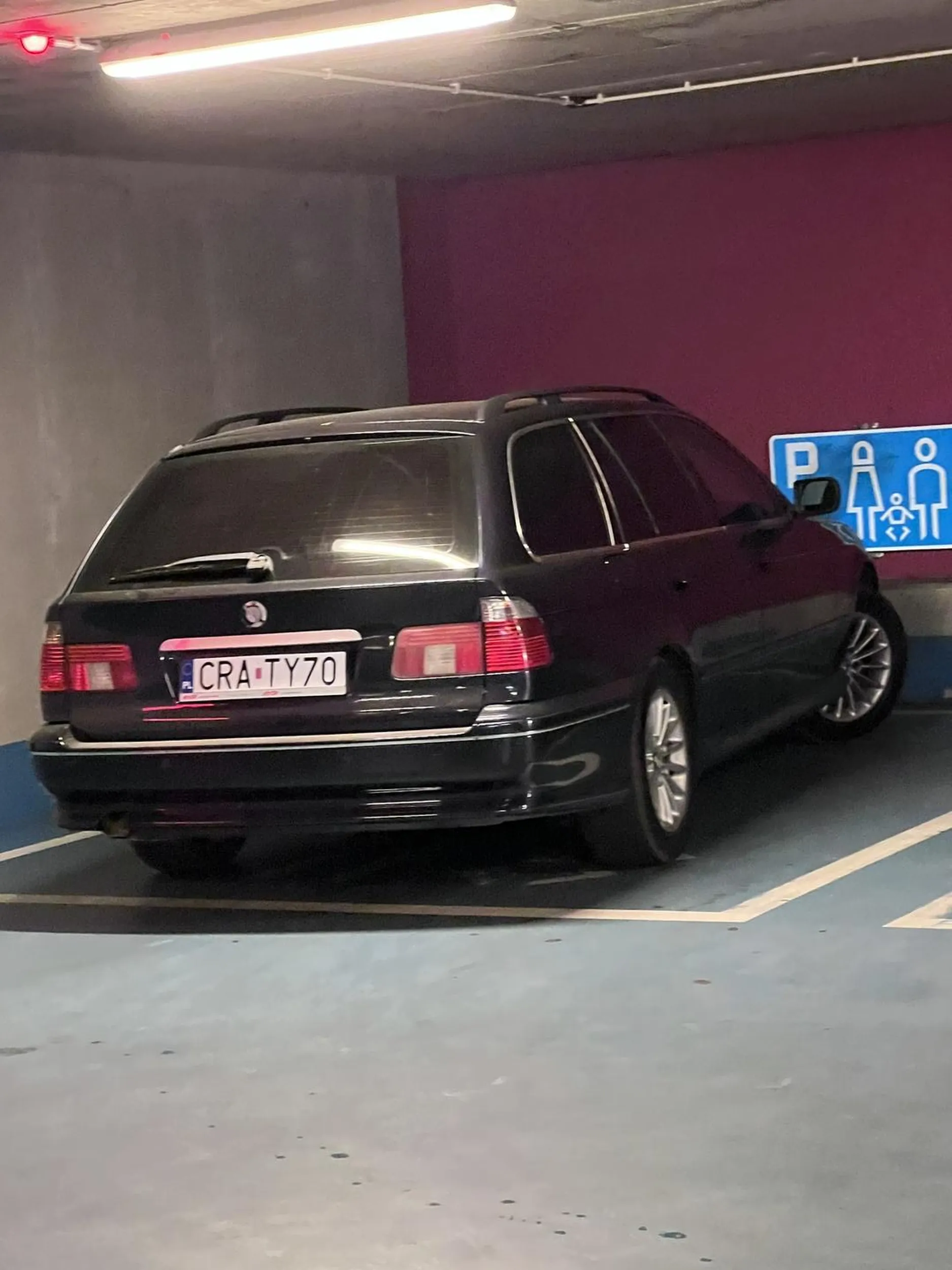 Miejsca parkingowe dla rodzin z dziećmi są dla rodzin z dziećmi, nie dla Pawłów w średnim wieku, którym się nie chce ruszyć tyłka z dalszej części parkingu. Może jakby szanowny kierowca ruszał się trochę więcej, to zgubiłby piwny brzuszek ;)