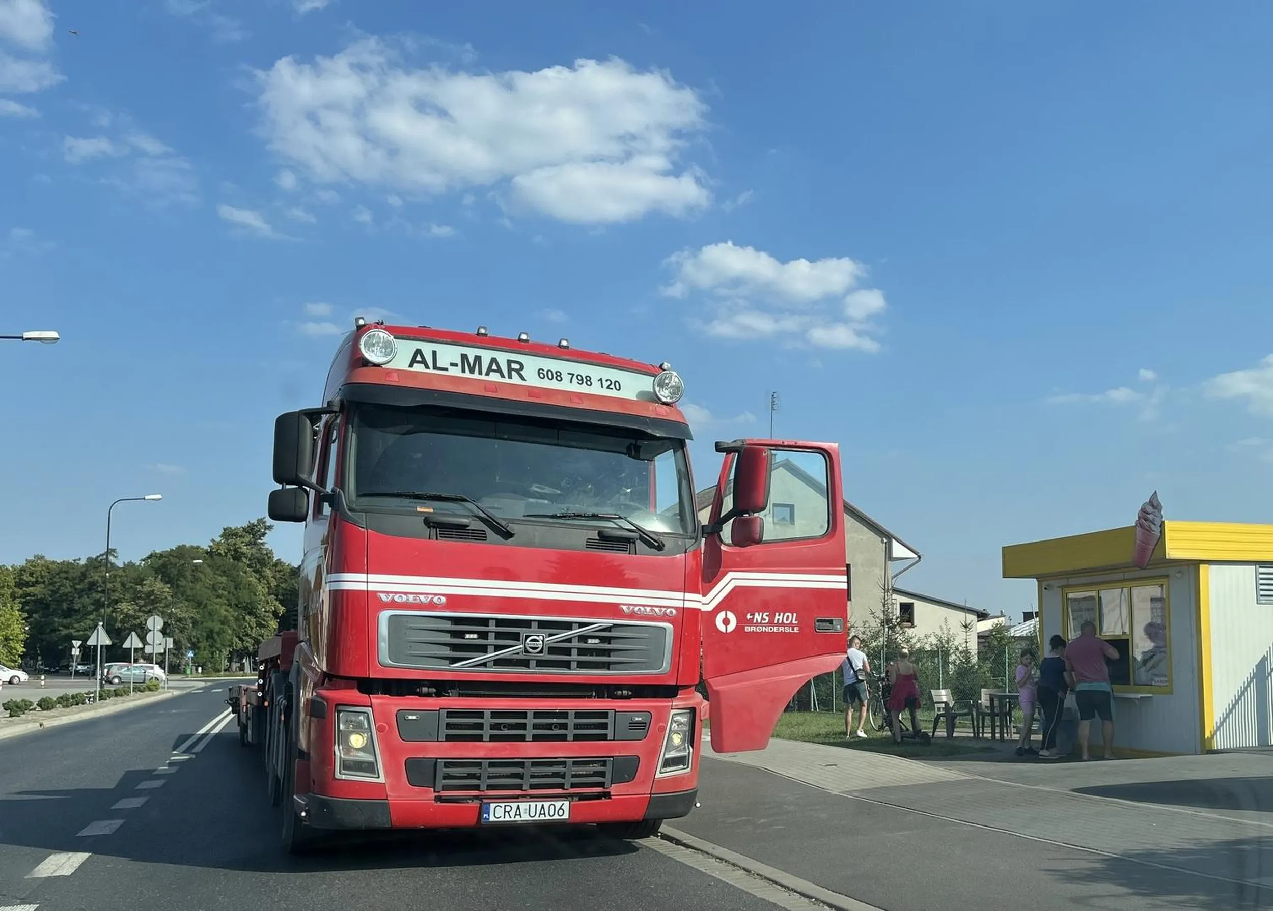 Stanął sobie na środku drogi, bo się zachciało lodów włoskich.. 4m dalej pasy i sygnalizator świetlny. Obok pełno parkingów.