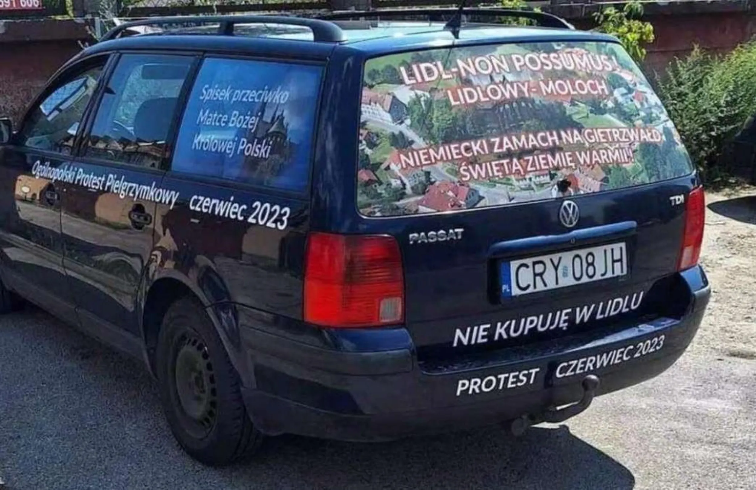 Jakiś poobklejany odklejeniec