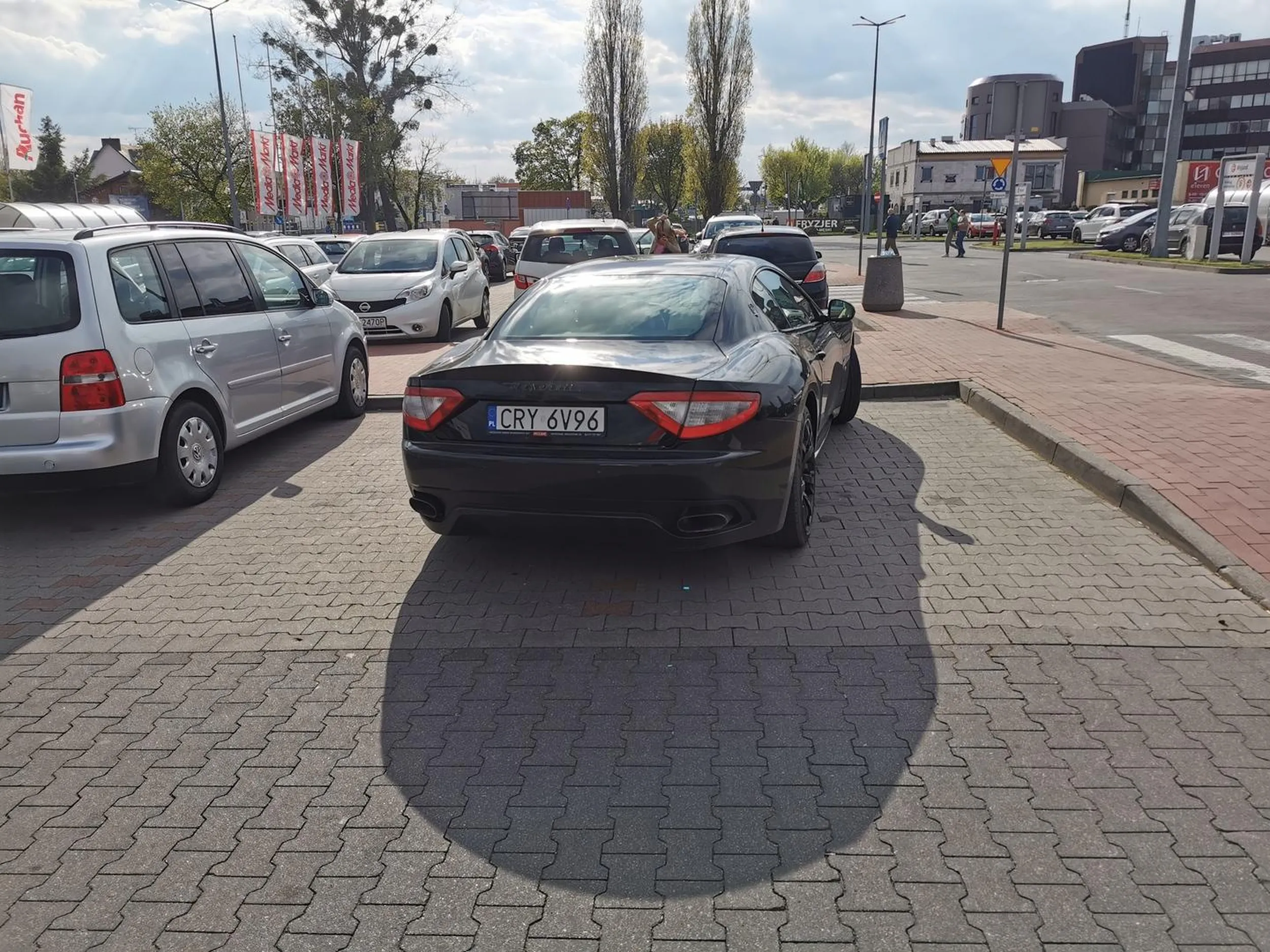 To, że krowy w Rypinie kołkujesz jak kolwiek nie znaczy, że masz tak stawiać swoje Maserati wsiunie. Postaw tak jeszcze raz w miejscu gdzie nie będzie kamer :) Szybko Cię nauczę parkować.