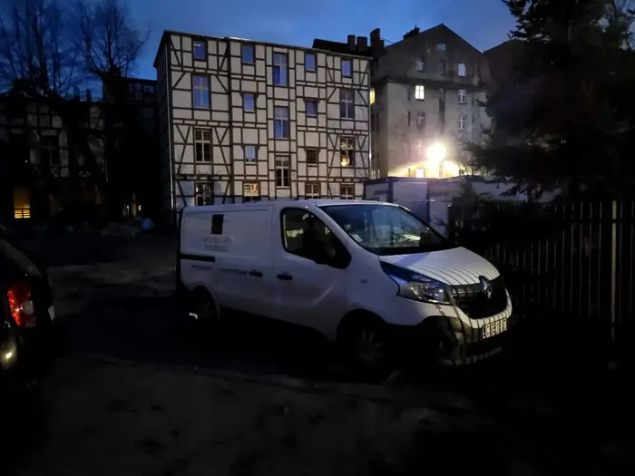 Cham blokuje wyjazd z garażu i jeszcze pyskuje jak dzwonisz żeby przestawił auto. Firma Victory Lifts Łukasz Chmielewski Sępólno Krajeńskie