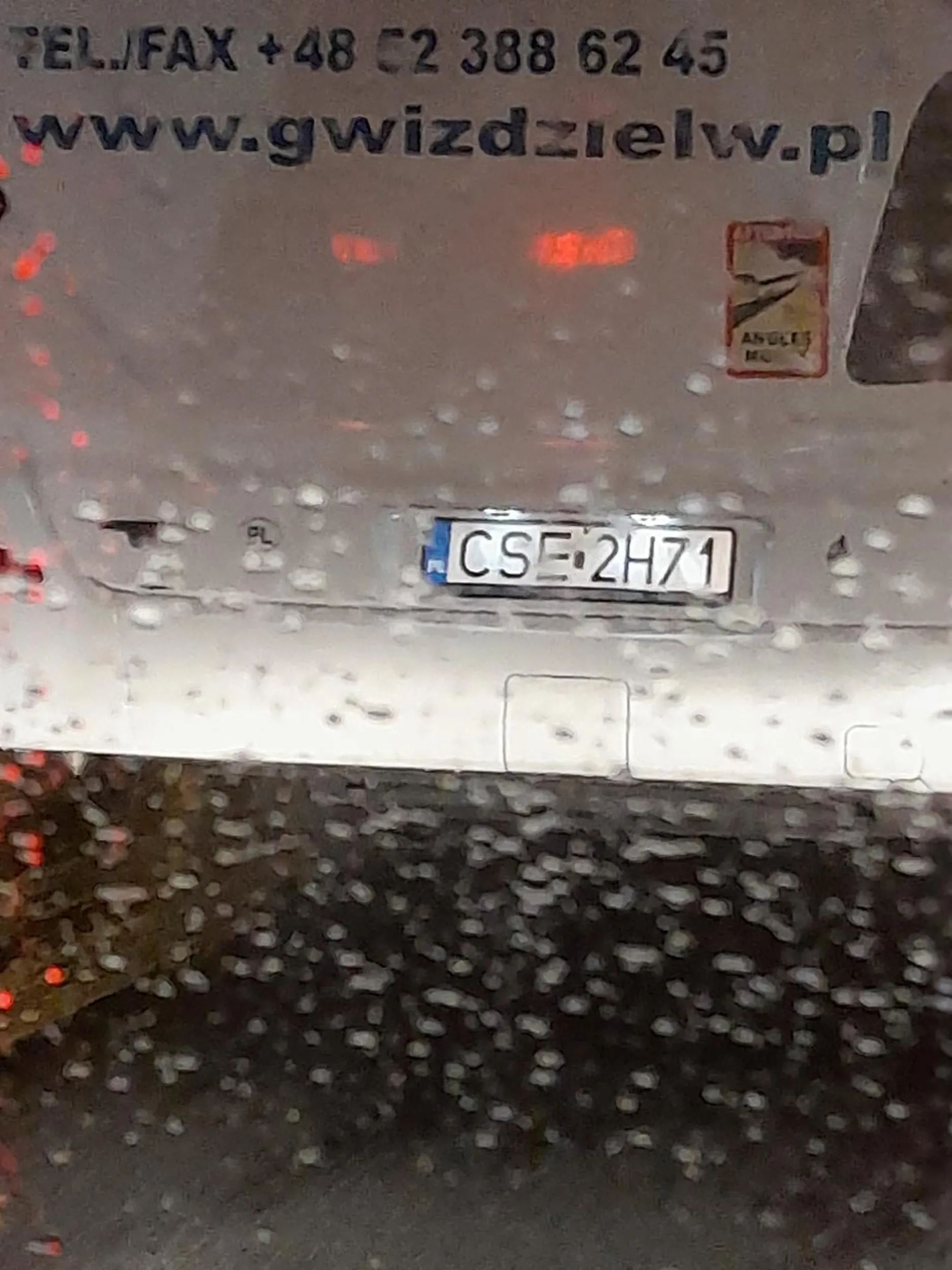 Kierowca autobusu zatrzymał się na pasie ruchu, blokując ruch na 10min. Tylko po to by jego pasażerowie mogli się wysikać na trawniku 20m od restauracji McDonald obnażając się przed kierowcami stojącymi w korku. Sam kierowca wrócił po 10min do pojazdu i łaskawie ruszył.