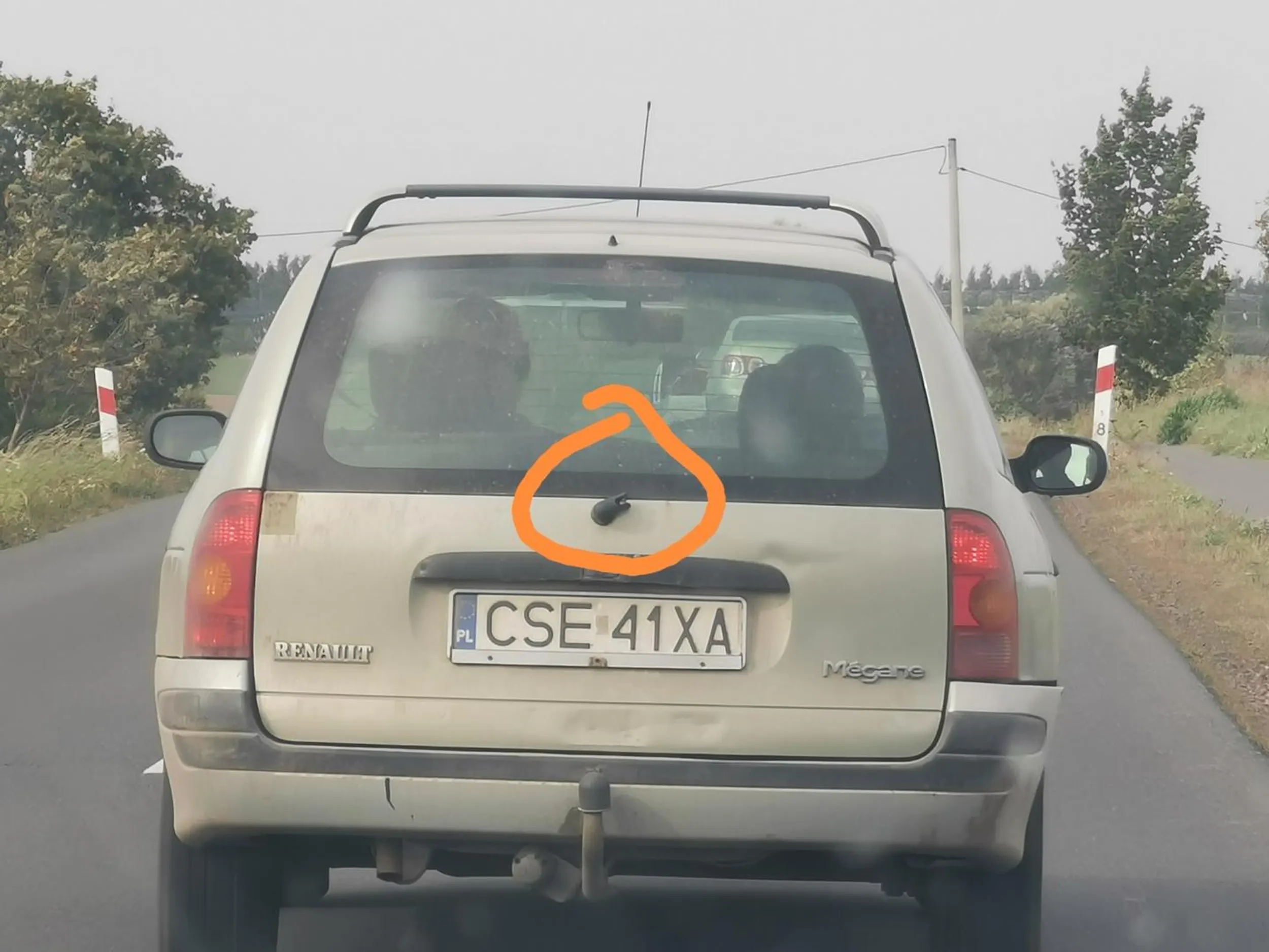 Wyłacz kikuta na tylnej klapie bo macha wkolko a wycieraczke masz wyrwana ??