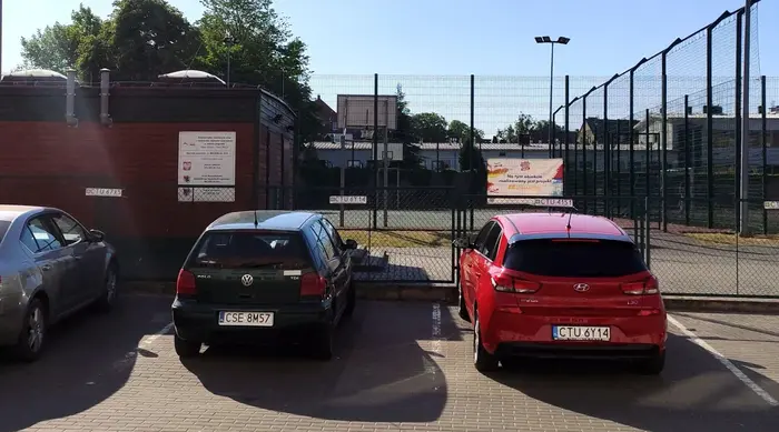 Podjeżdżam rano do pracy i jaśnie panicz stoi na moim miejscu. Na płocie wiszą tabliczki z numerami rej.