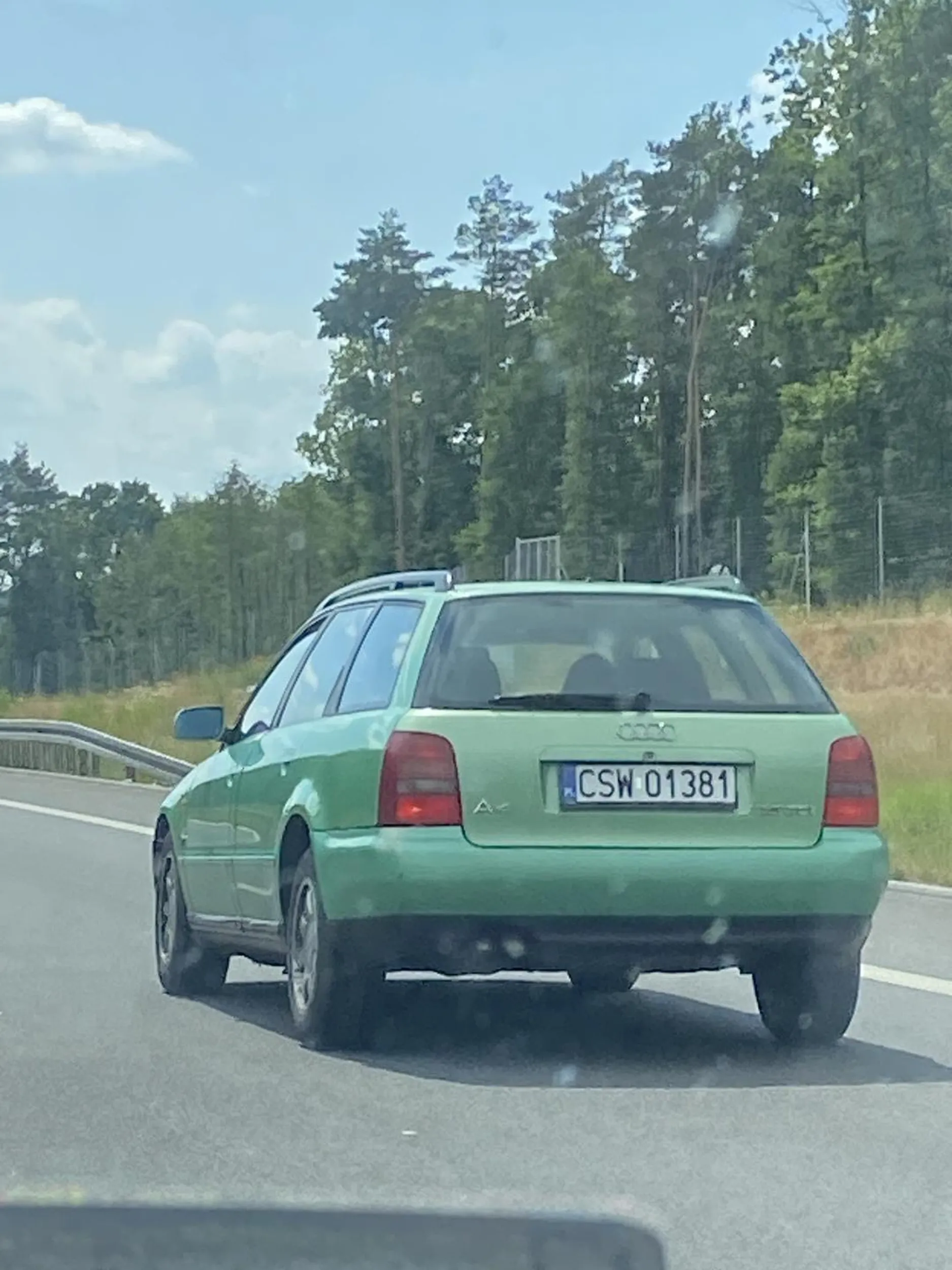 4 zera + jedno za kierownicą. Typ myśli, że jest panem drogi. Wciska się na chama, wkurzają go inne osoby co wyprzedzają. Gdyby mógł to wyprzedzałby pasem zieleni. Zdziwiony byłem, że w ogóle zjechał na prawy pas.