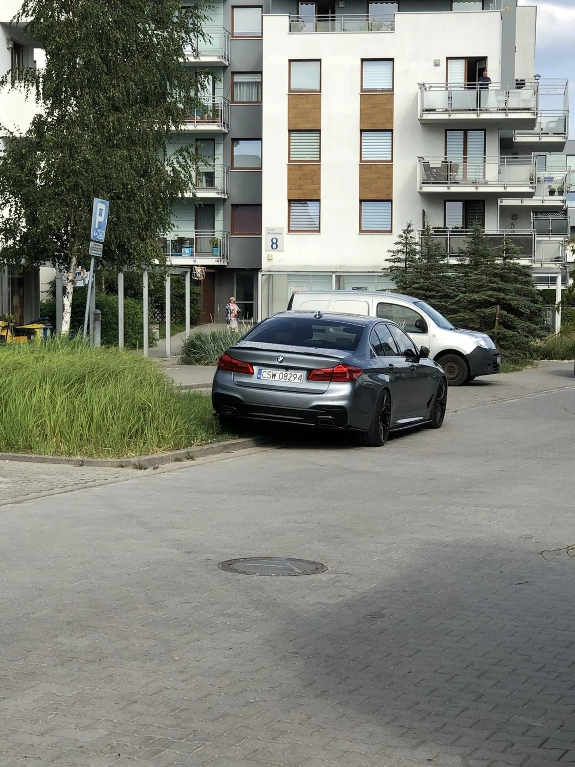 Notorycznie parkuje na ulicy przy zakazie. Nie dziwie się że mieszkasz na tym osiedlu. „Kierowcy” BMW jak zwykle w formie.
