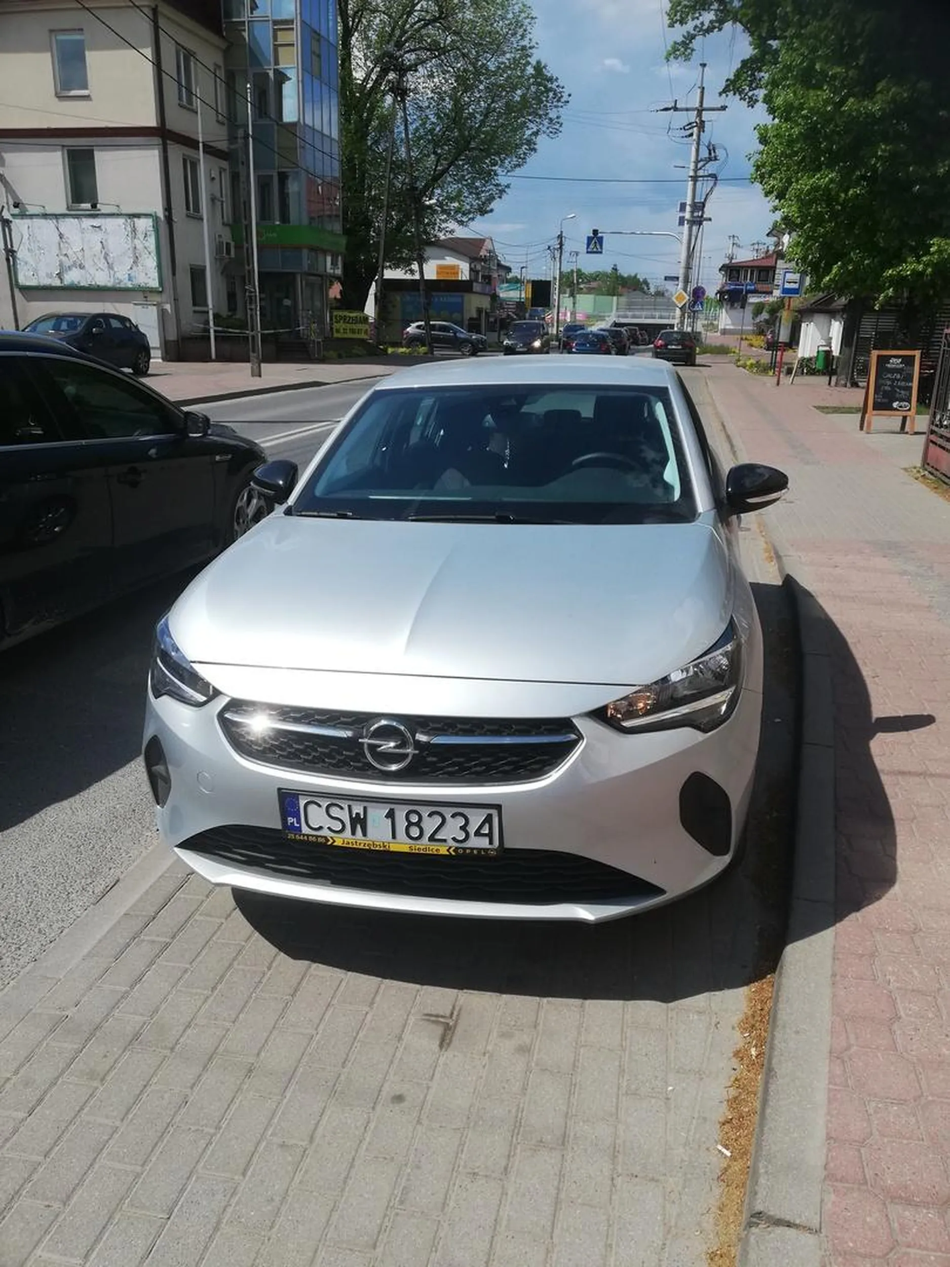 Parkowanie w zatoczce autobusowej, postój pow 1 min na włączonym silniku, awanturowanie się za zwrócenie uwagi, wyzwiska. Osoba niebezpieczna dla bezpieczeństwa ruchu drogowego
