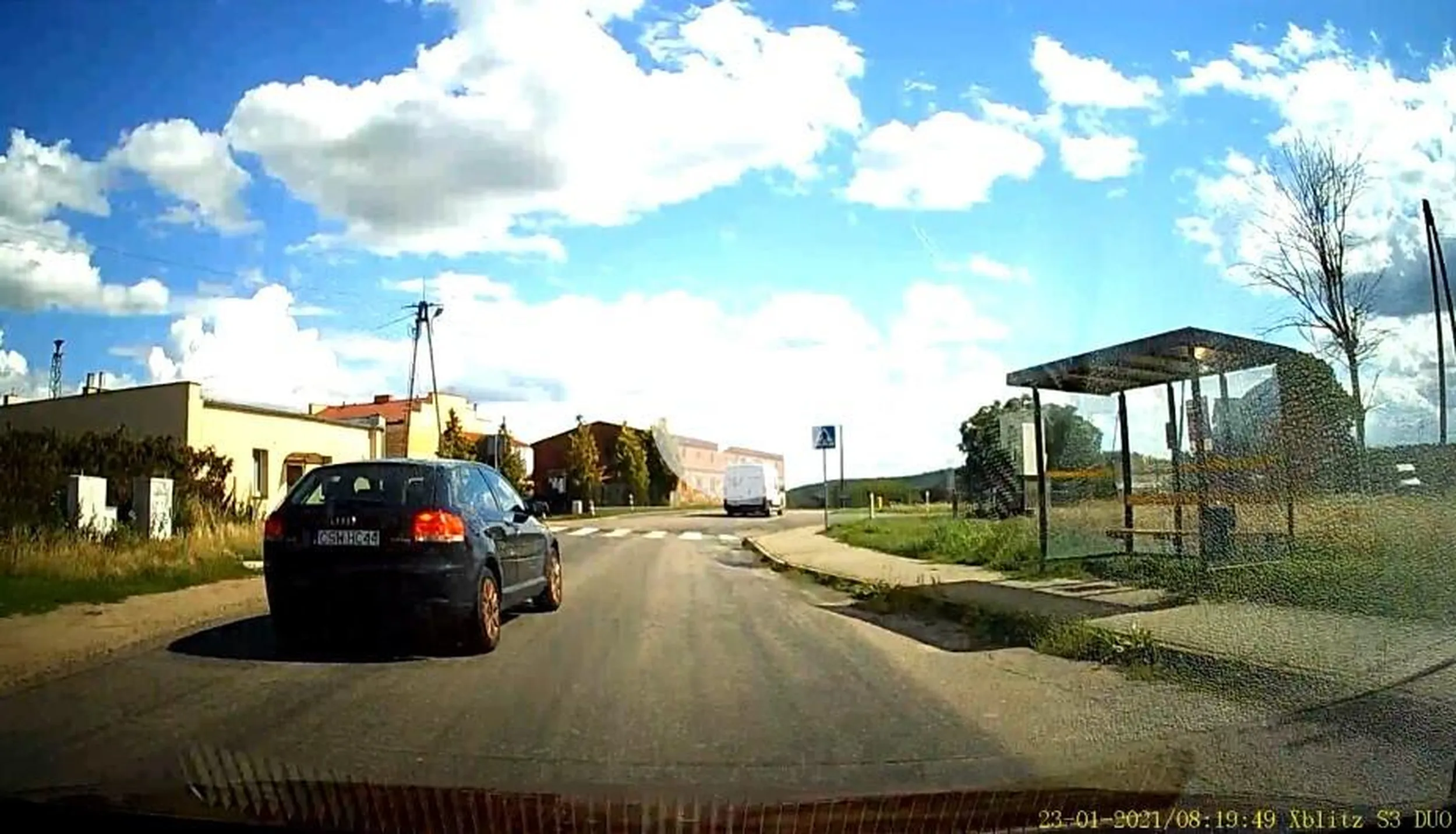 Bardzo ładnie wyprzedza przez przystanek autobusowy. Ogólnie bardzo agresywna i zbyt szybka jazda...