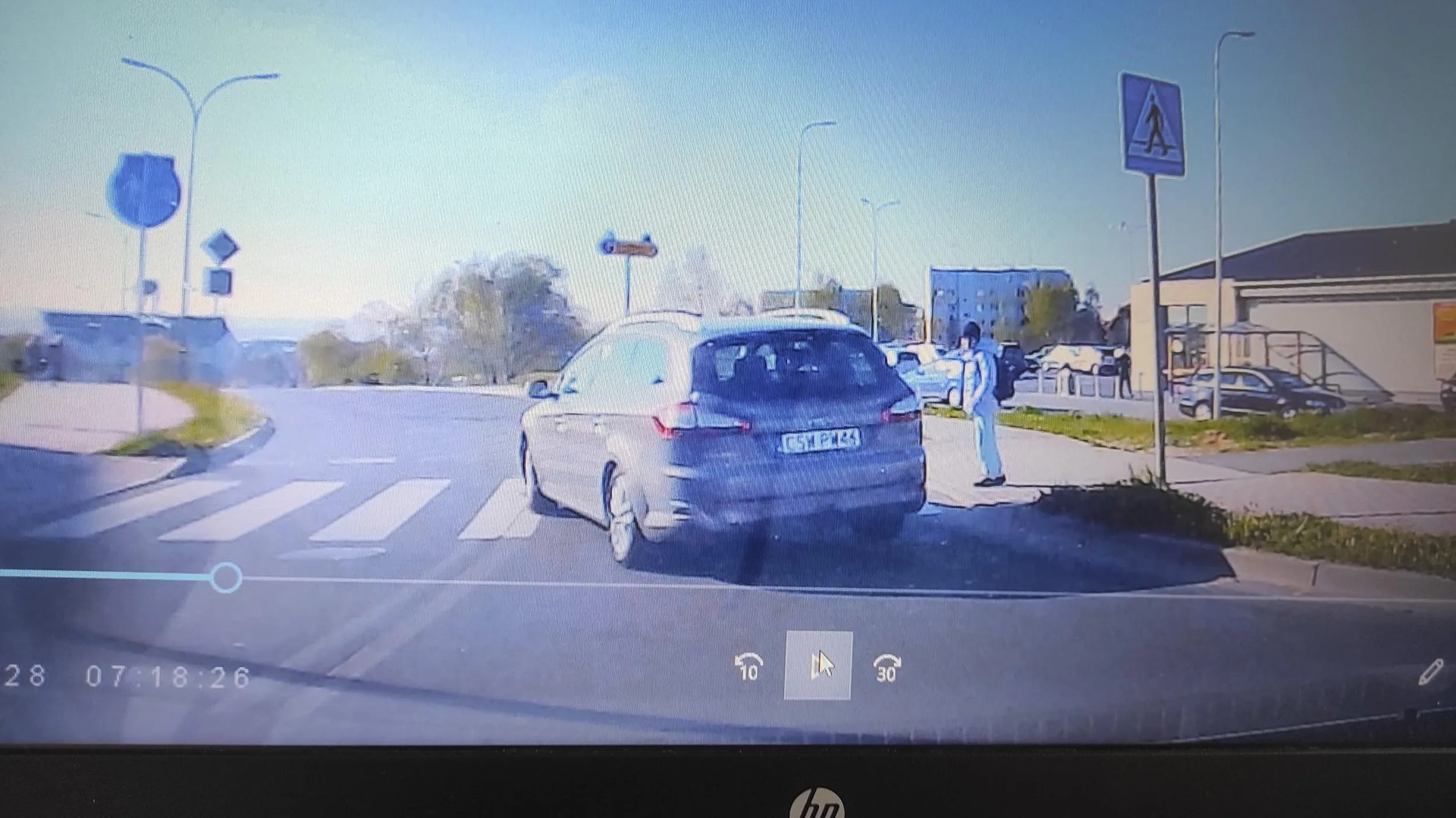 Kierowca nie dość, że wpakował się z podporządkowanej mi przed maskę, to jeszcze nie przepuścił dziewczynki na pasach ! Całe szczęście dziecko nie weszło na pasy widząc, że ją przepuszczam, bo źle by się to skończyło! Nienormalny !!!