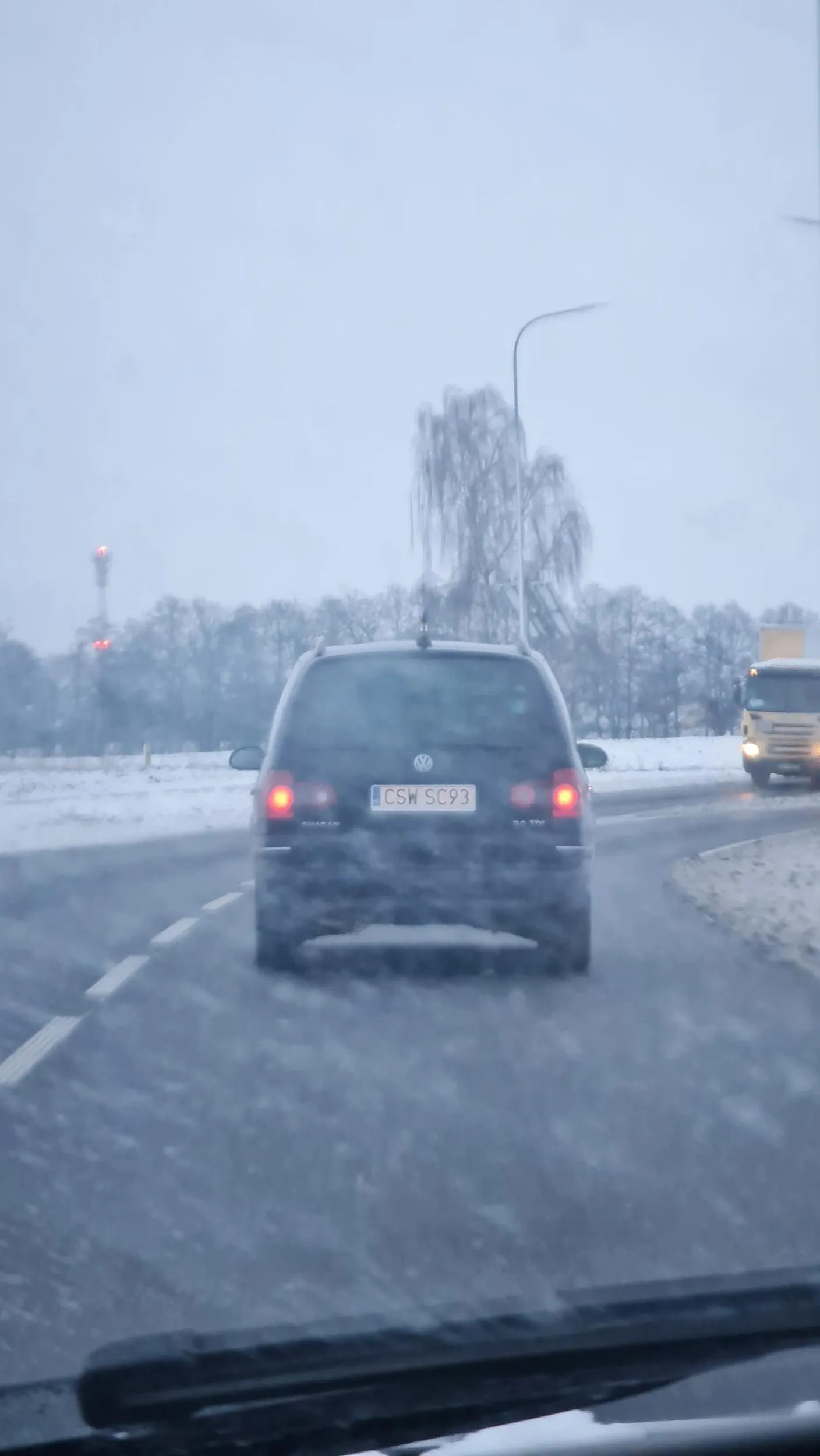 Jedzie jak ostatnia sierota. Niecałe 30kmh w zabudowanym i 50kmh poza.. Prawko wygrane w chipsach..