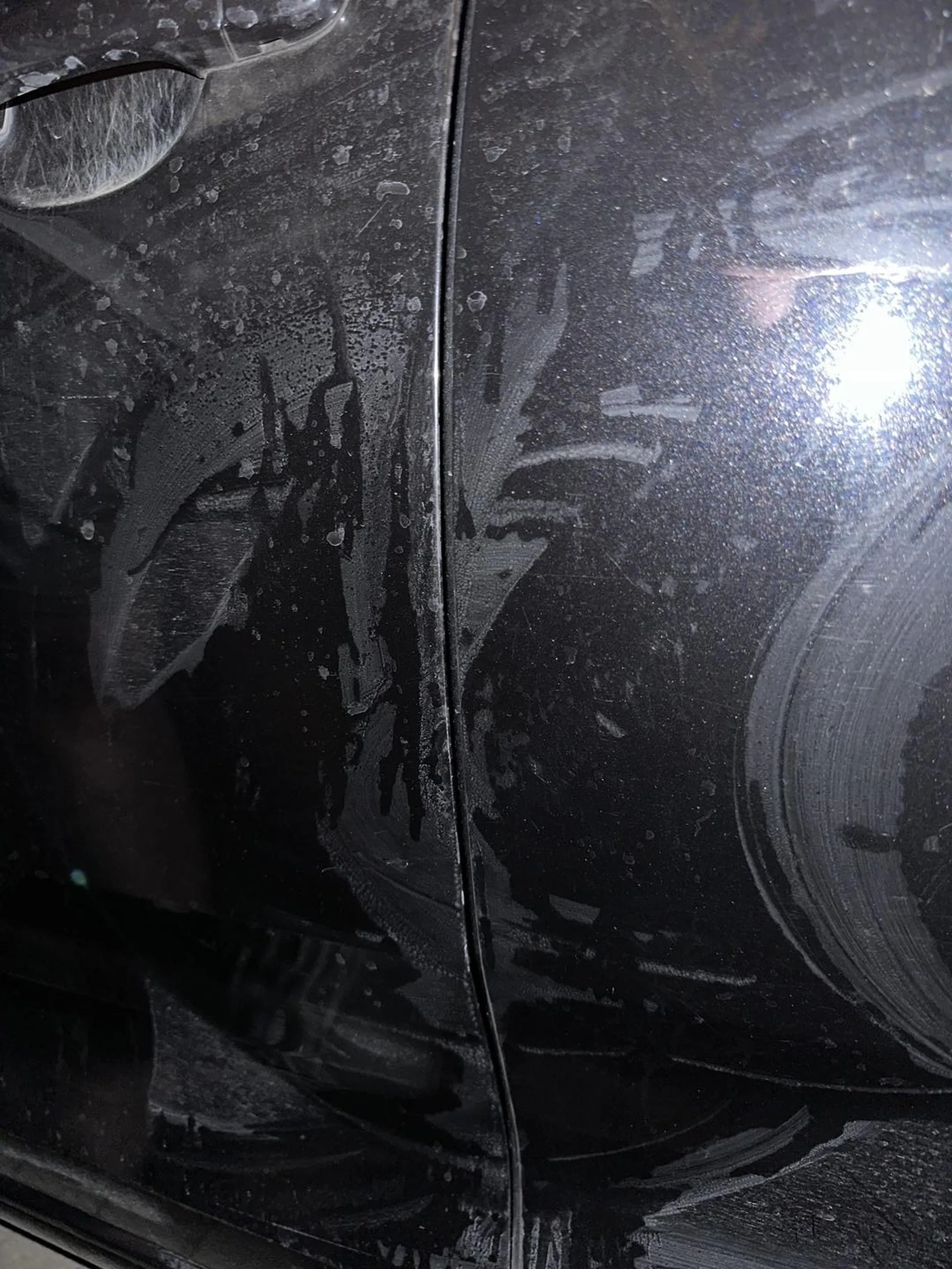 Nie potrafi parkować babsko i jeszcze obija drzwi jak leci. Naklejka z karnym się należy albo i więcej. Drzwi ma cale objechane więc robi to często