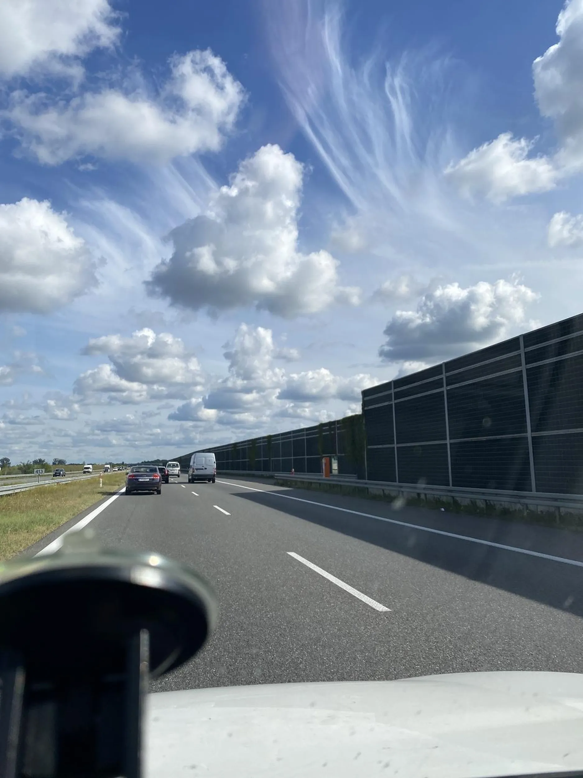 Kierowca forda palant do kwadratu. Siada na zderzaku na autostradzie A2 i chce wyprzedzać nawet w przypadku braku możliwości zjazdu na prawy pas. Polecam sprzedaż auta i zakup mózgu.