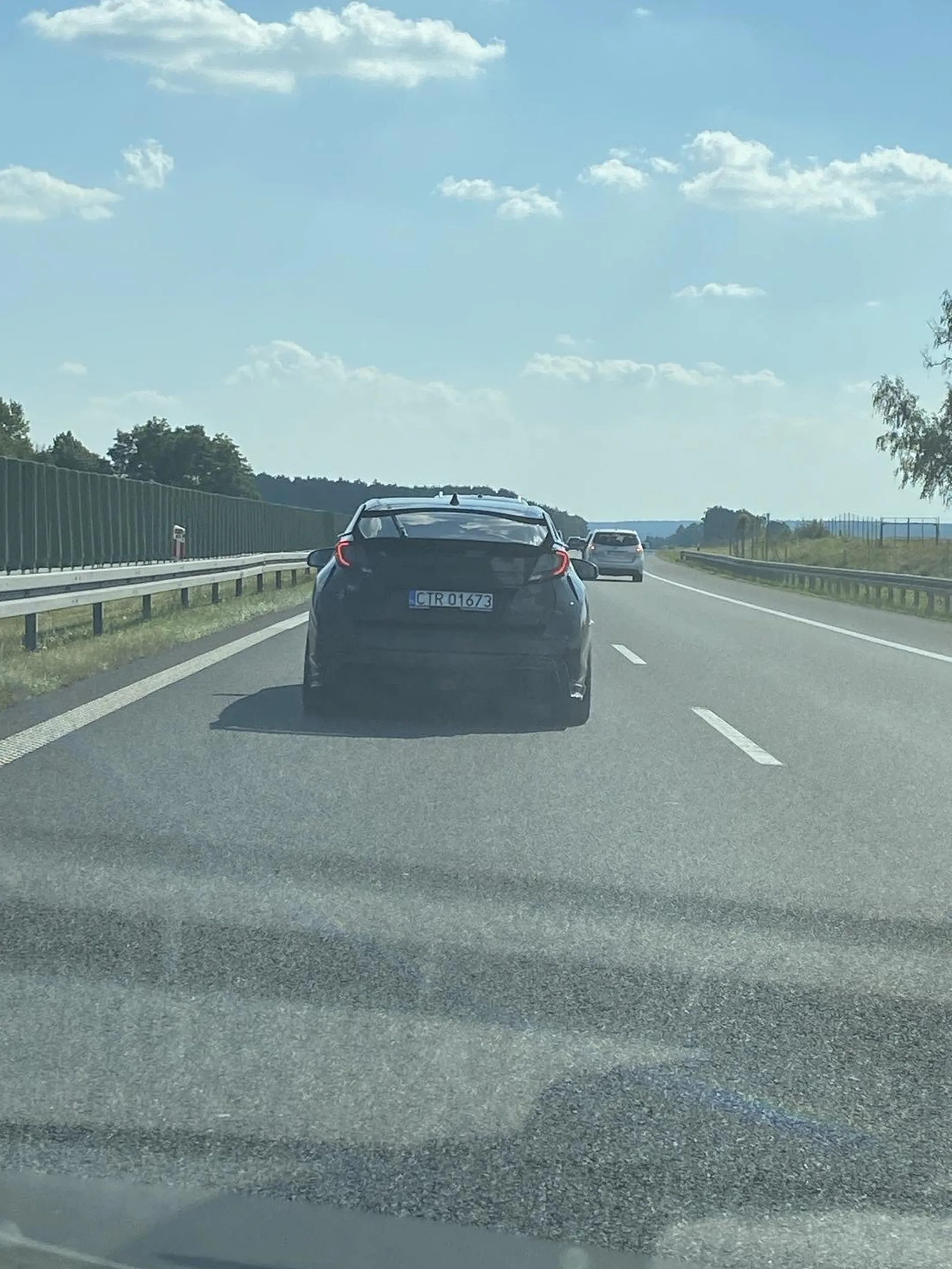 Totalny brak szacunku na autostradzie, podjeżdża pod sam nos i hamuje.