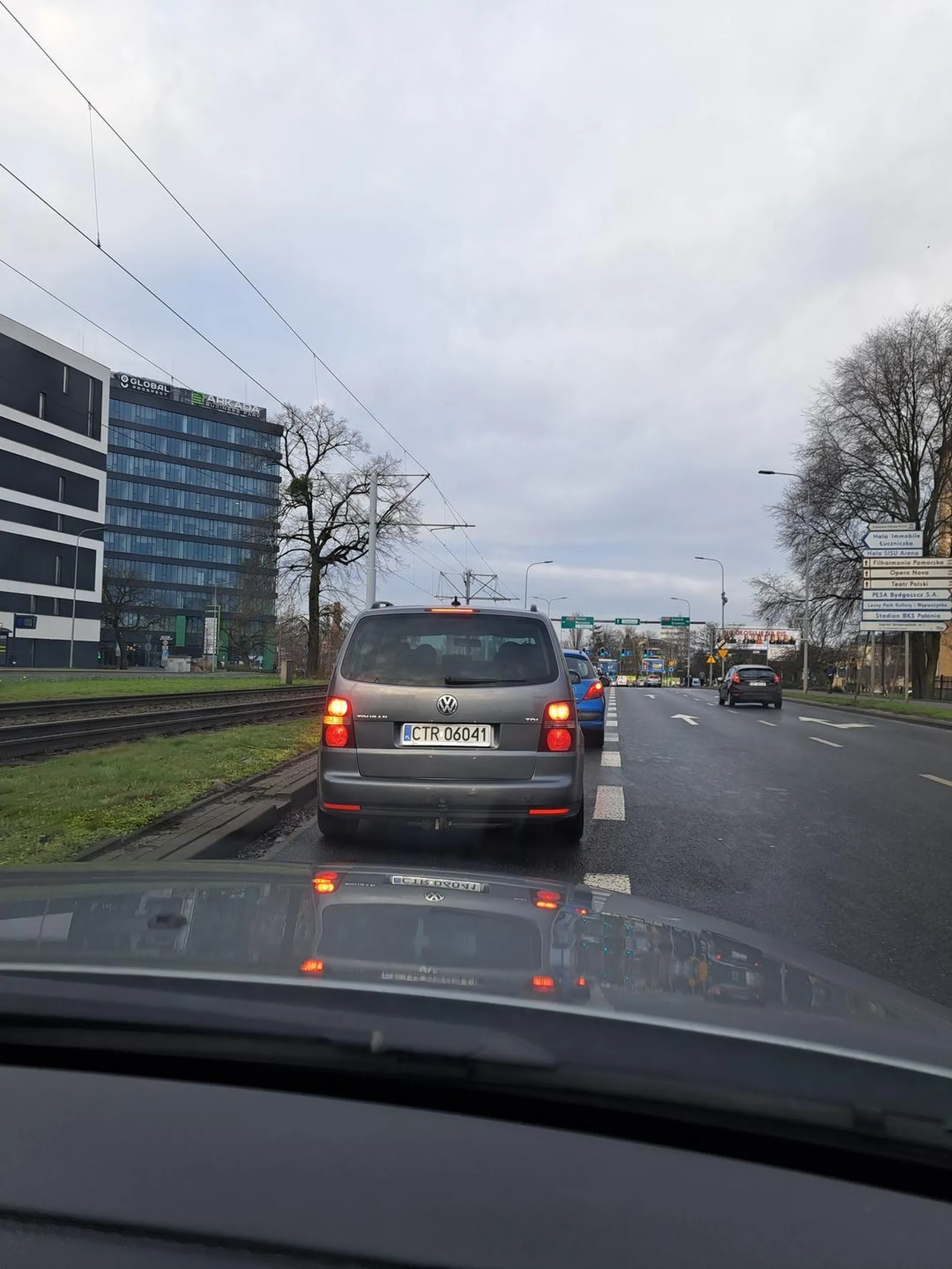 Naucz się jeździć człowieku. Najpierw nie potrafisz wpuścić auta bo nie znasz przepisów jazdy na suwak, a chwilę później temu samemu autu wymuszasz pierwszeństwo bo nie potrafisz spojrzeć w lusterko. Prawo jazdy w chipsach znalazłeś?