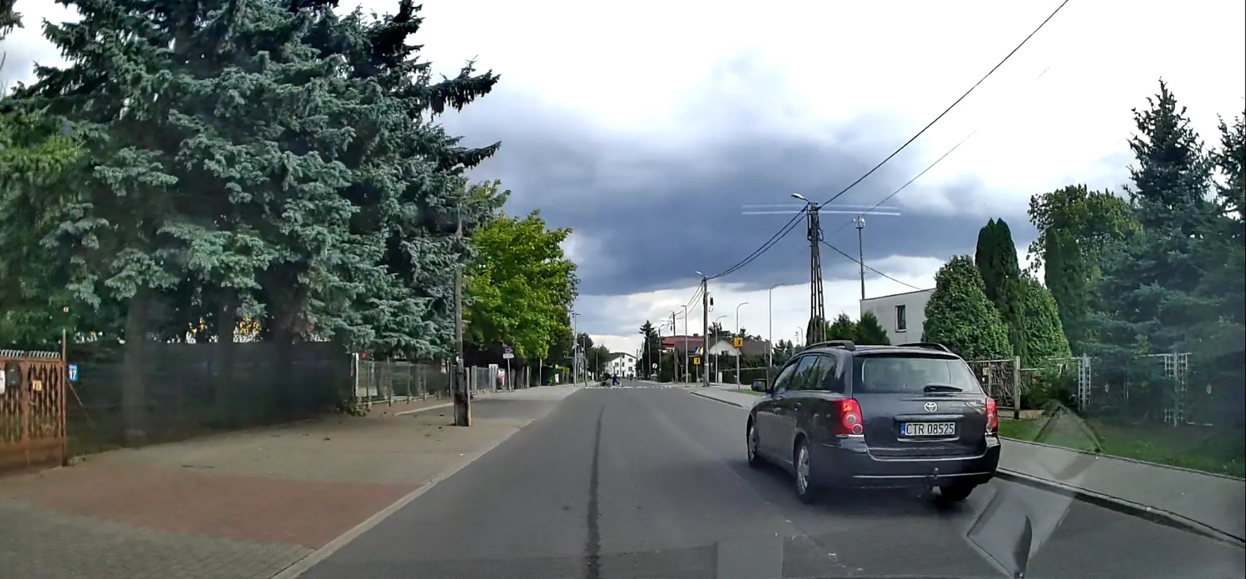 Ślepy dziad nie widzi, że jedzie pojazd i wyjeżdża ze swojej stodoły wprost pod nadjeżdżające auto. I do tego jest jeszcze zdziwiony...