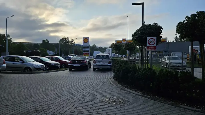 Zastawienie drogi pożarowej. Po prawej stronie widoczny znak.